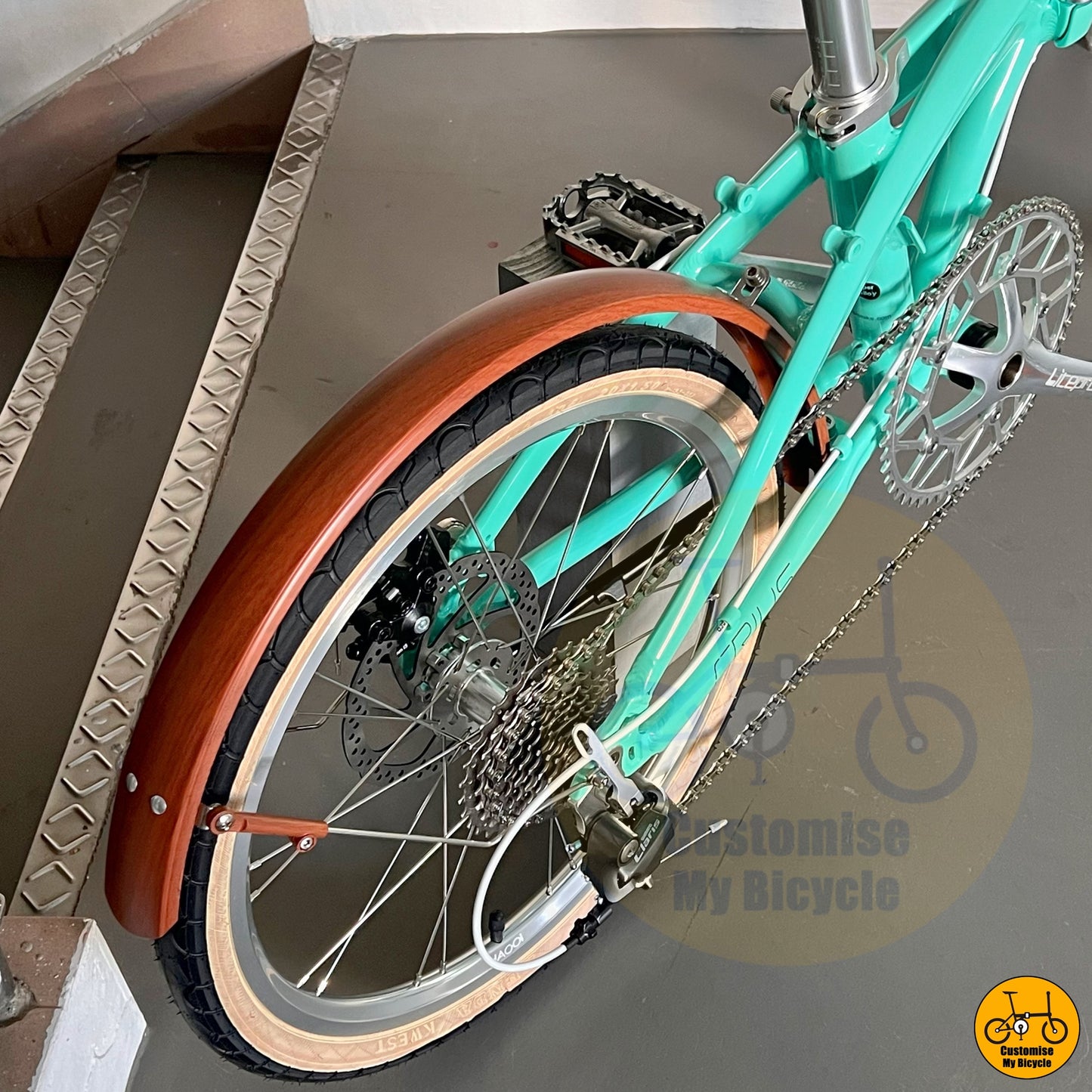 Rear derailleur system for seamless gear shifting