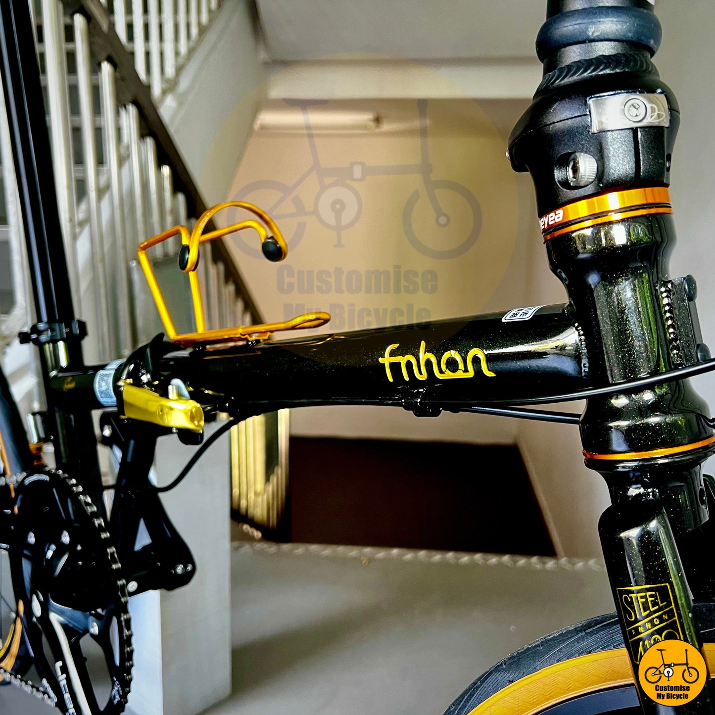 Compact and easy-to-store foldie with a gold-accented black frame