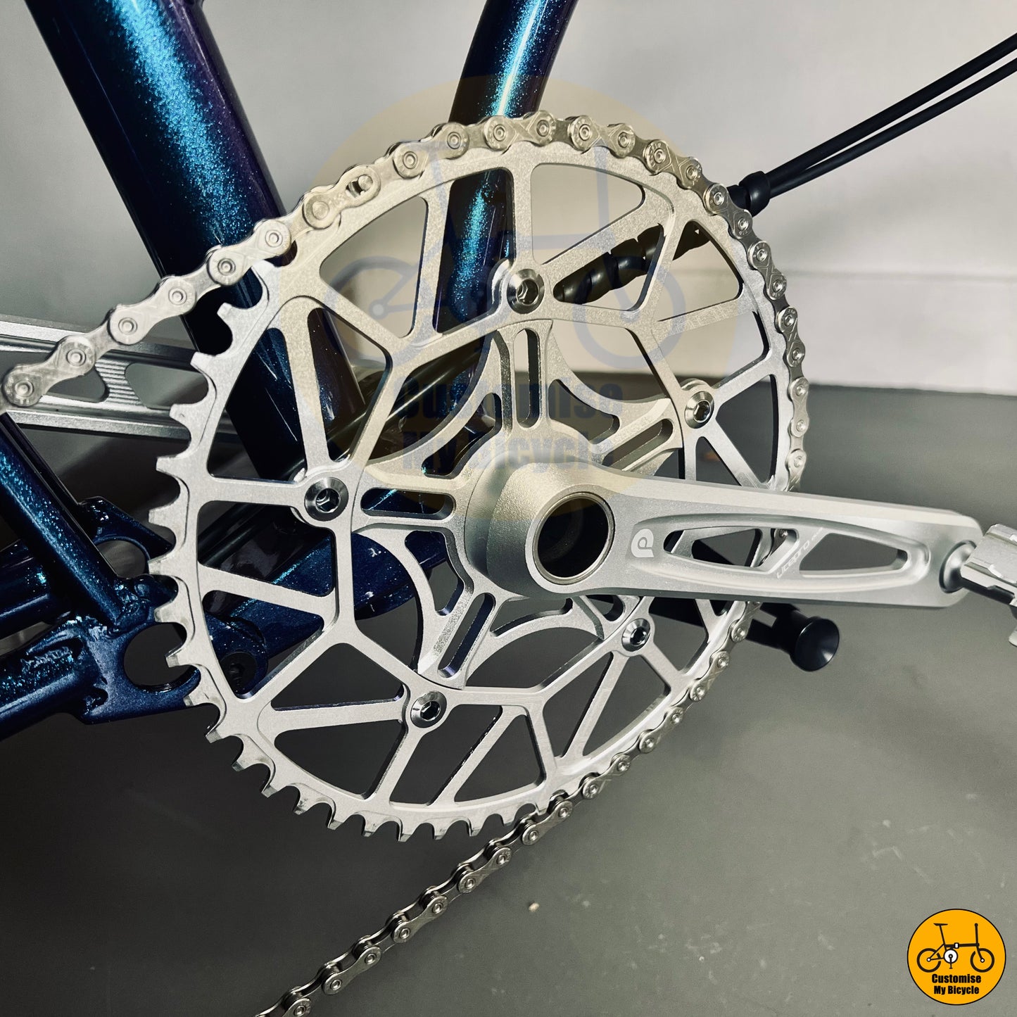 Easy-to-carry folding bike with stylish silver chainring
