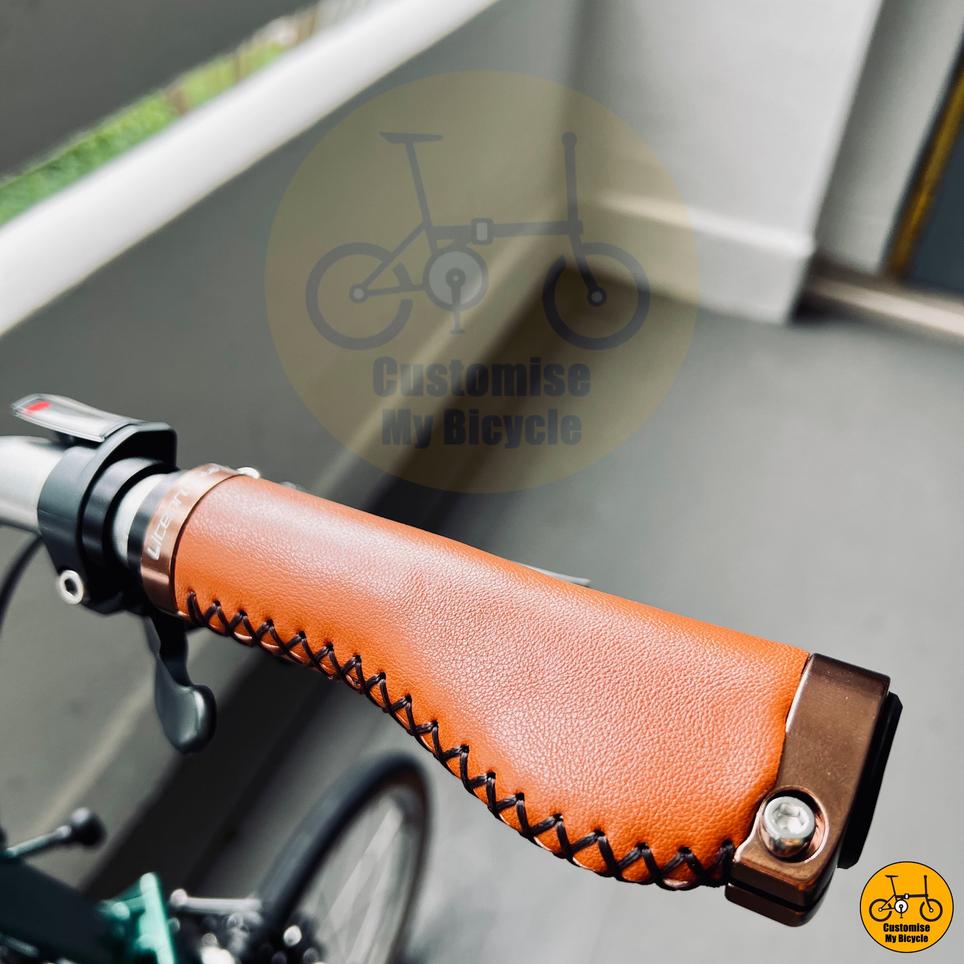 Rose gold palm rest handgrip on Crius Trifold city bike with a high-quality foldable aluminum frame
