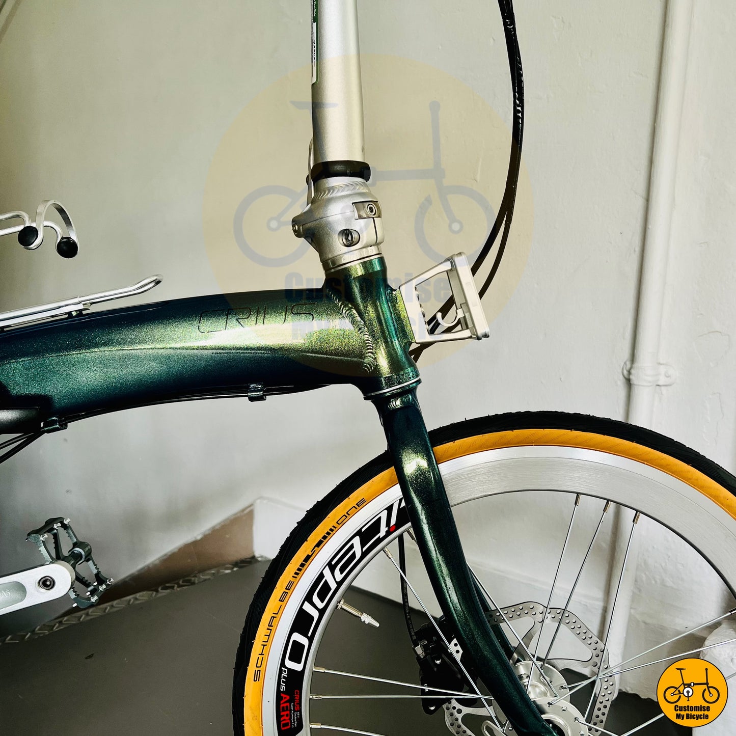 Crius Velocity 22-inch folding bike with chameleon green frame and vintage-inspired design
