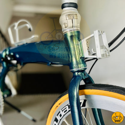 Chameleon green foldable bicycle with a mix of modern and retro aesthetics
