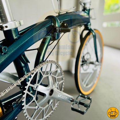 Compact folding mechanism with quick-release latch on Crius Velocity 22-inch bike
