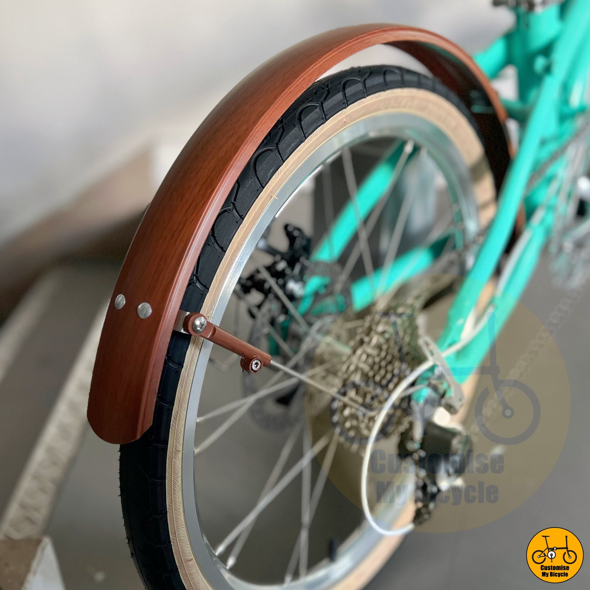 Front and rear mudguards to protect from splashes on rainy days
