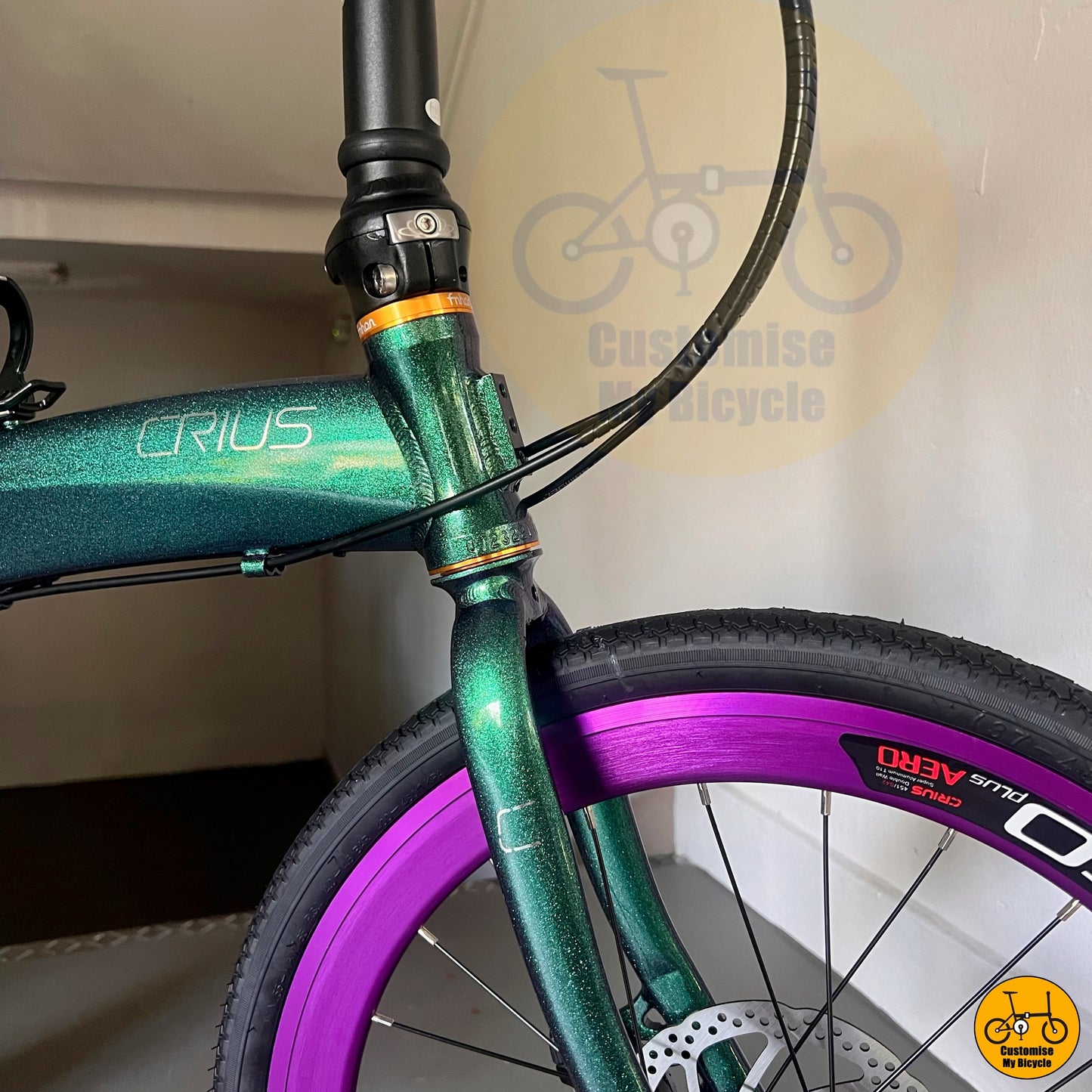 Sporty and practical foldie with a striking color contrast of green and purple
