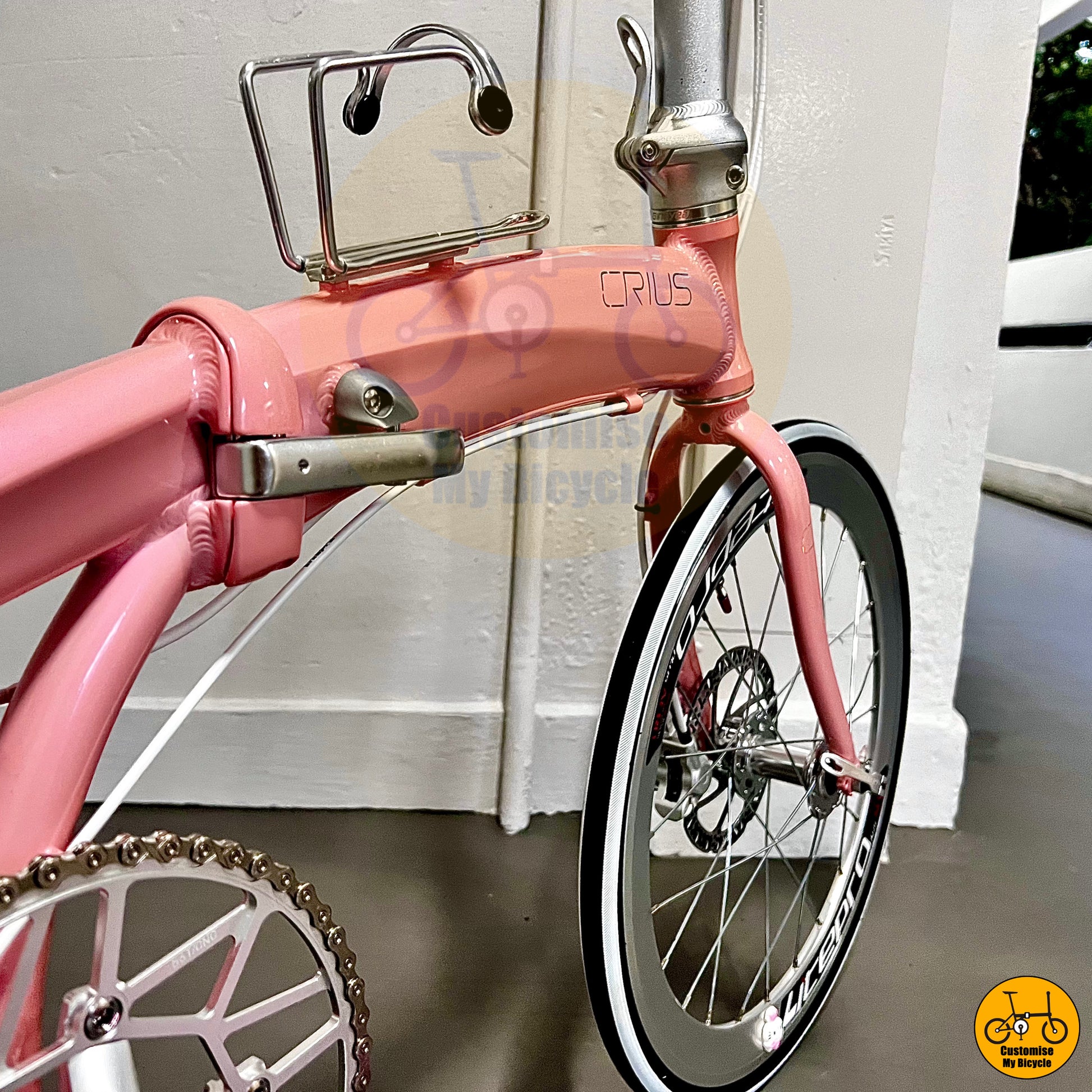 Compact and lightweight folding mechanism on Crius Velocity 22-inch foldable bike
