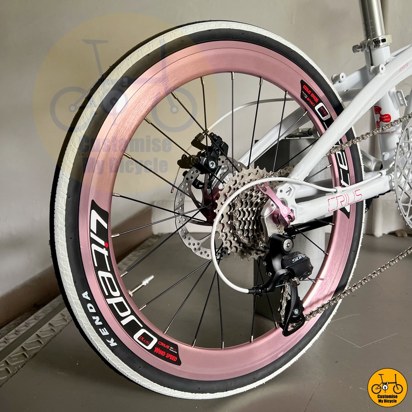 Compact and bus-friendly folding bike with a responsive drivetrain
