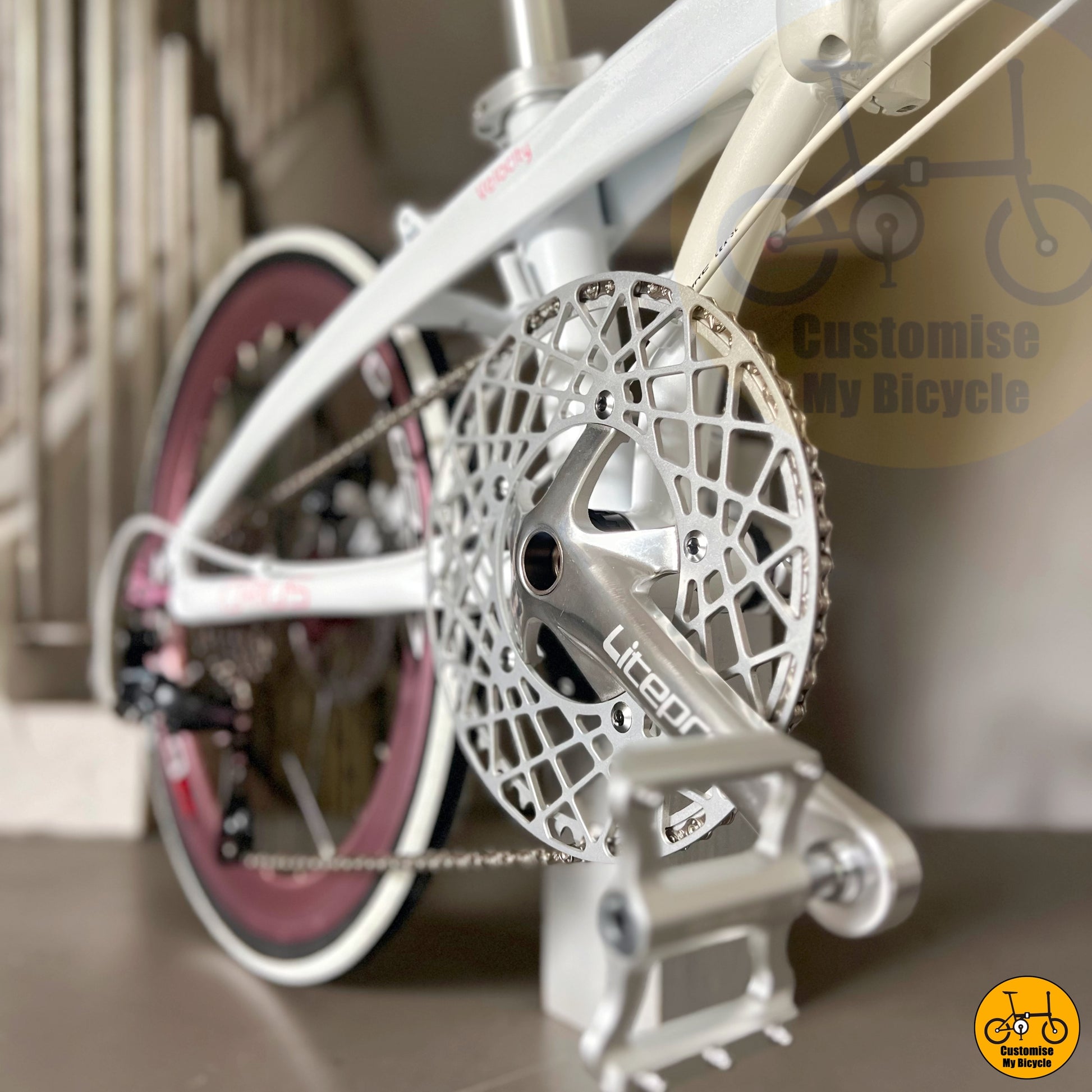 Folding bike with a sturdy aluminum frame for city commuting
