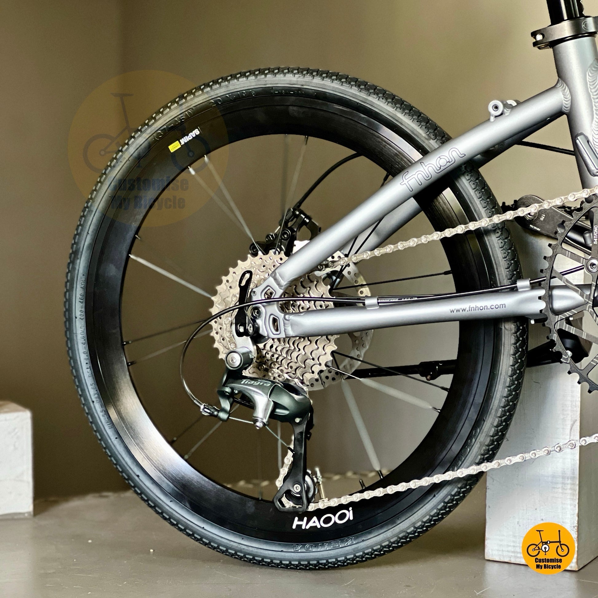 Foldable bike in Battleship Grey with high rims
