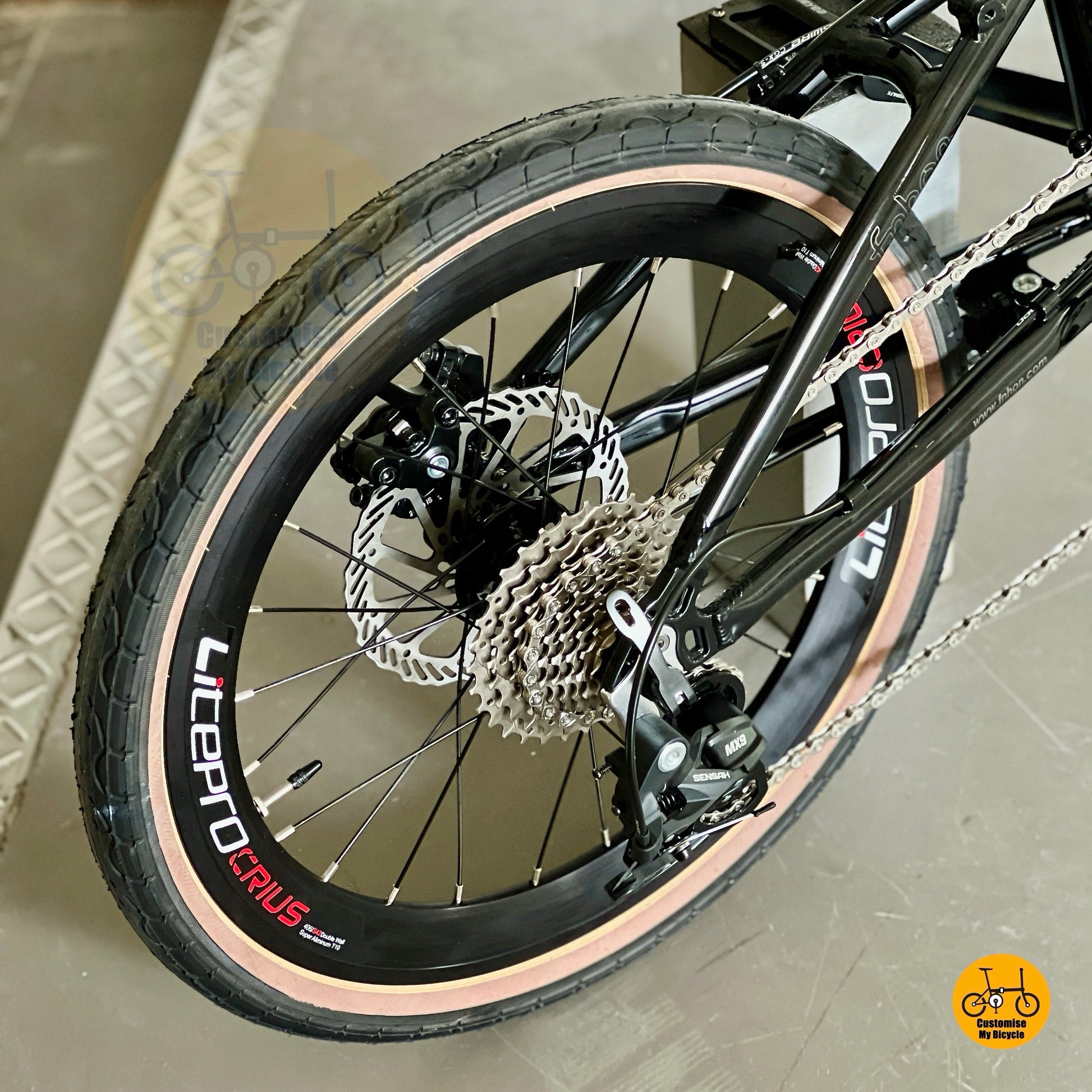 Close up Sensah 9 gears drivetrain folding bike smooth shifting system
