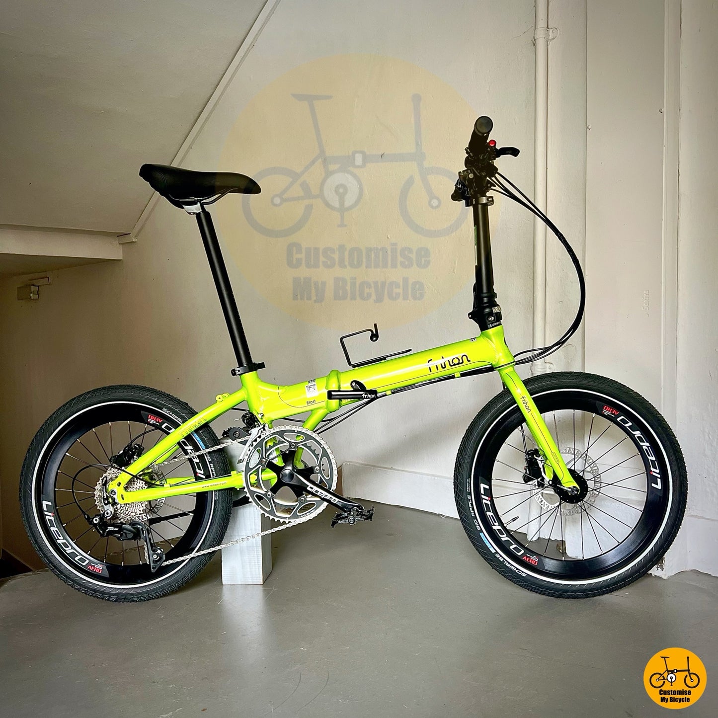 Compact foldie with 2x11-speed drivetrain for high-performance city rides
