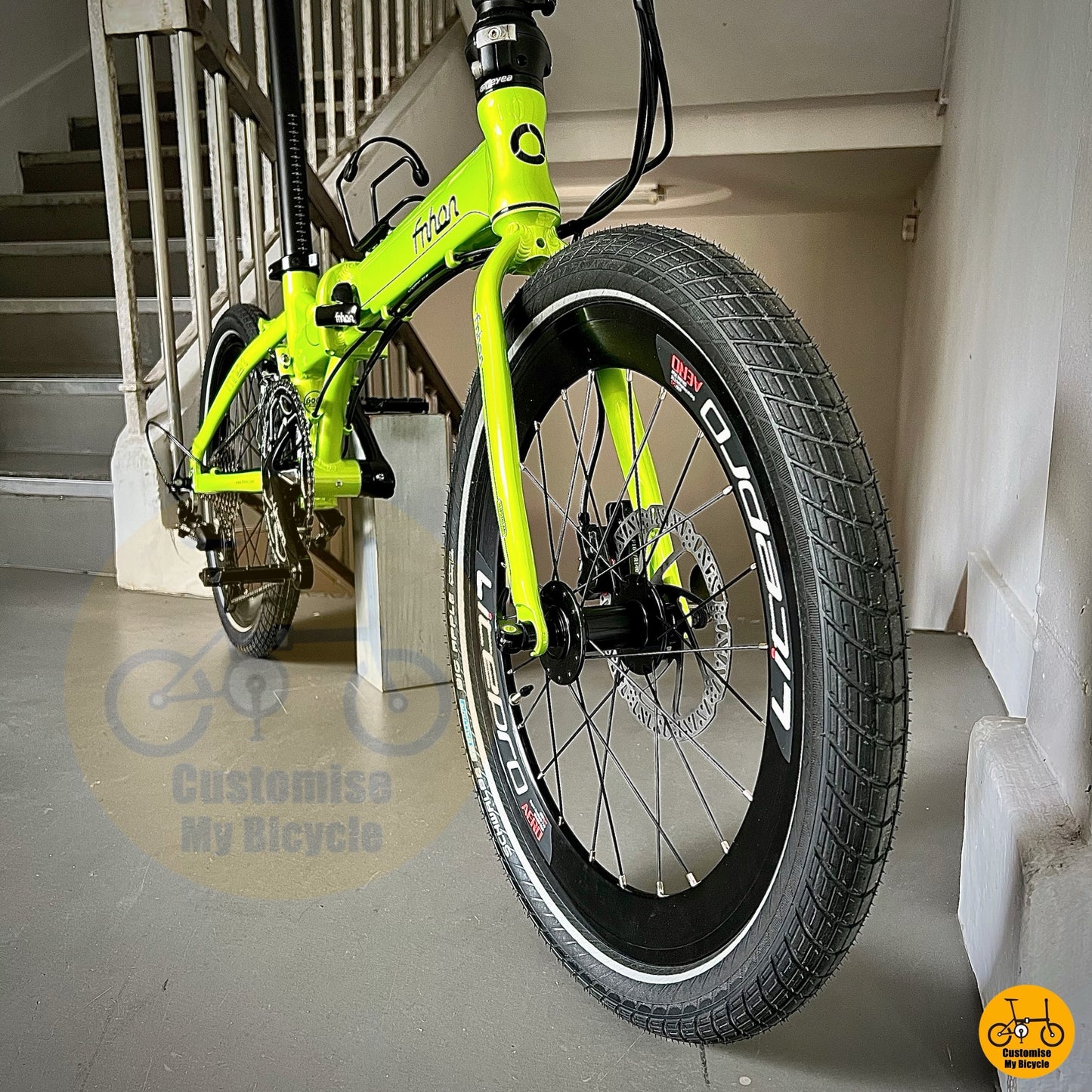 Lightweight aluminium frame in bright apple green color
