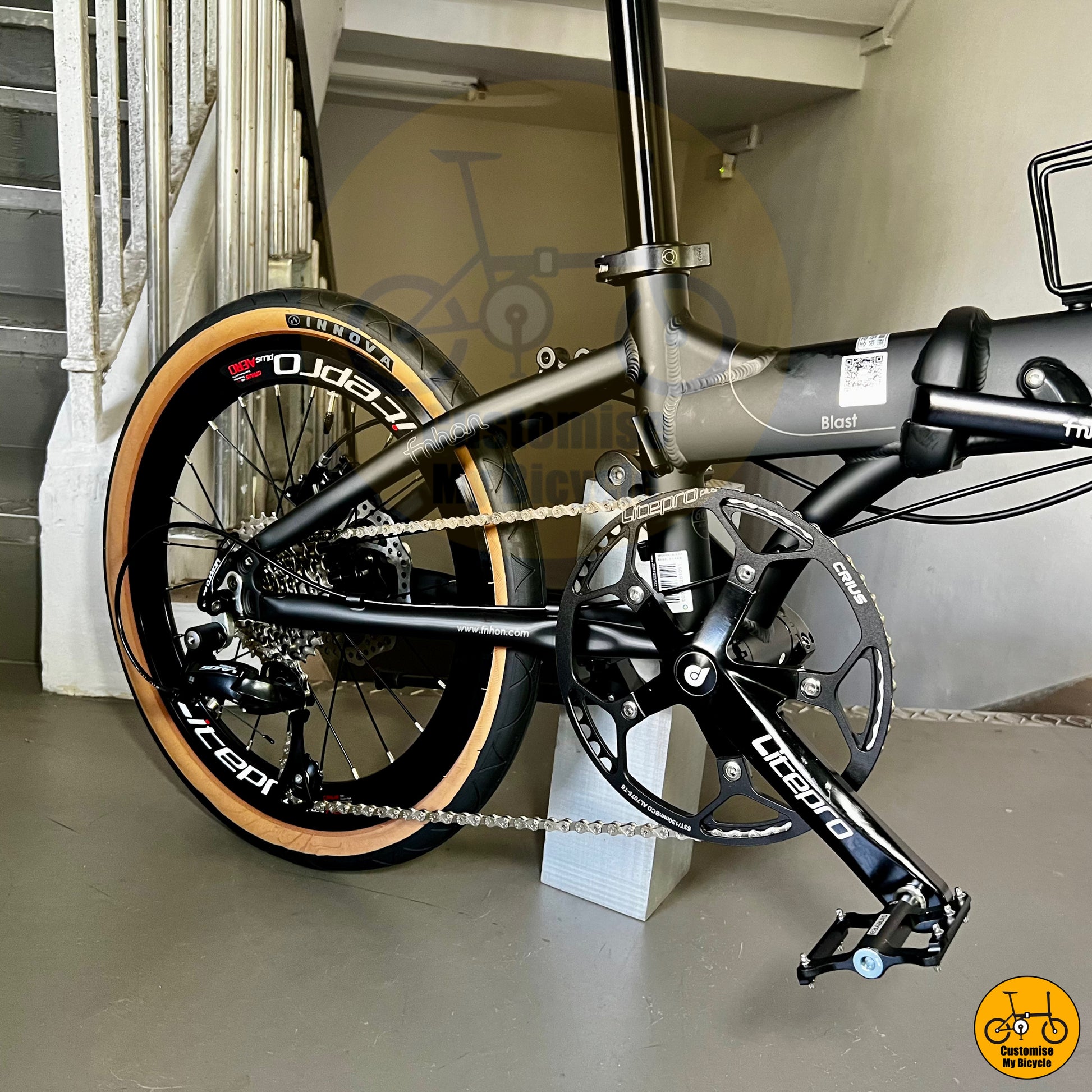 Matte black frame on Fnhon Blast 20-Inch Folding Bike – Classic Brown Wall Tyres for a Vintage Feel
