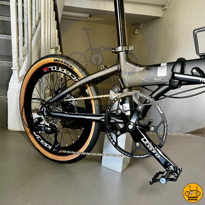 Matte black frame on Fnhon Blast 20-Inch Folding Bike – Classic Brown Wall Tyres for a Vintage Feel
