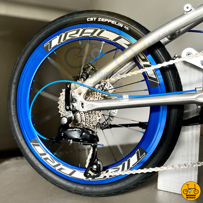 Foldable bicycle with Shimano Sora 9-speed derailleur and polished frame
