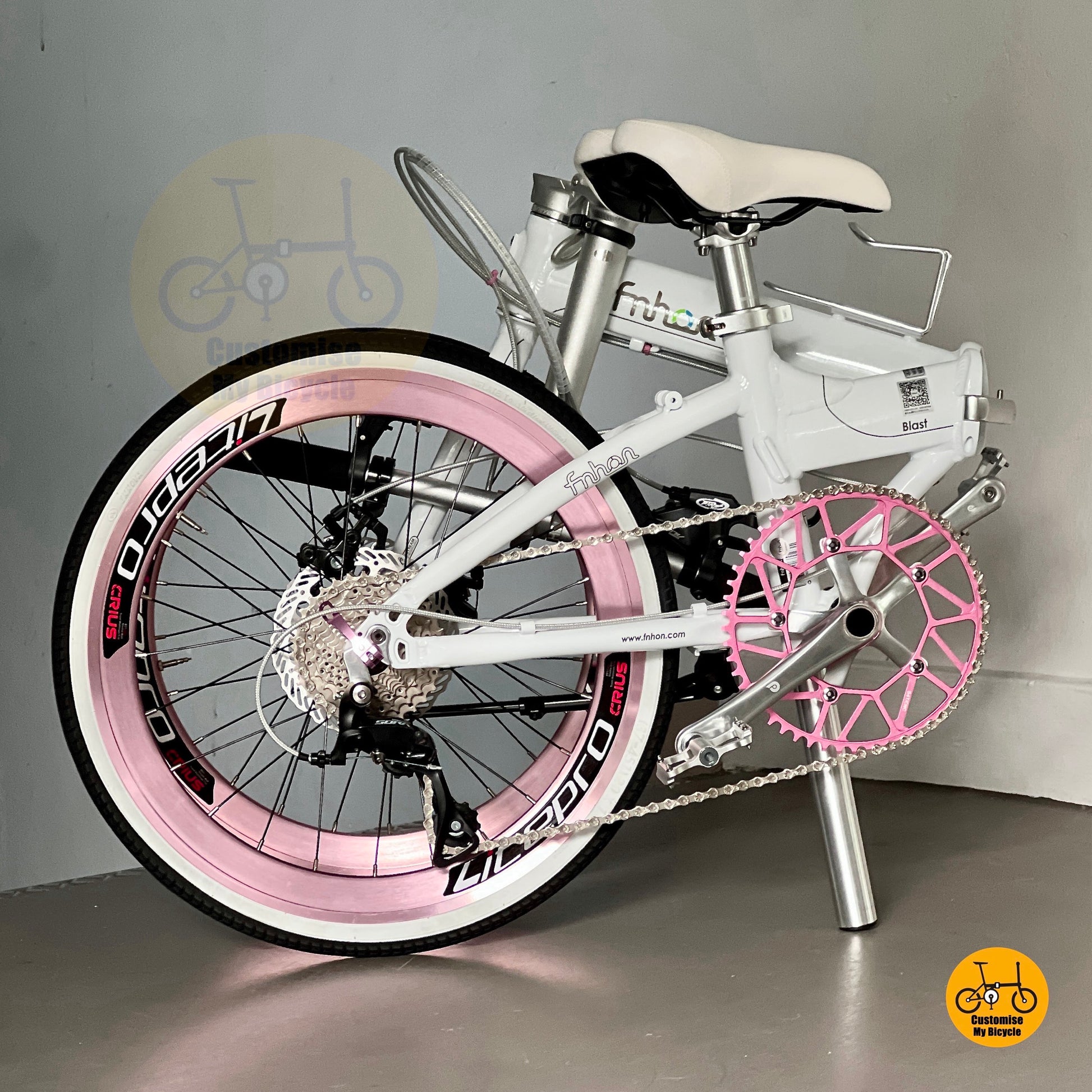 Fnhon folding bicycle weighing around 10.5kg, designed for city commuting with easy-rolling LITEPRO wheels