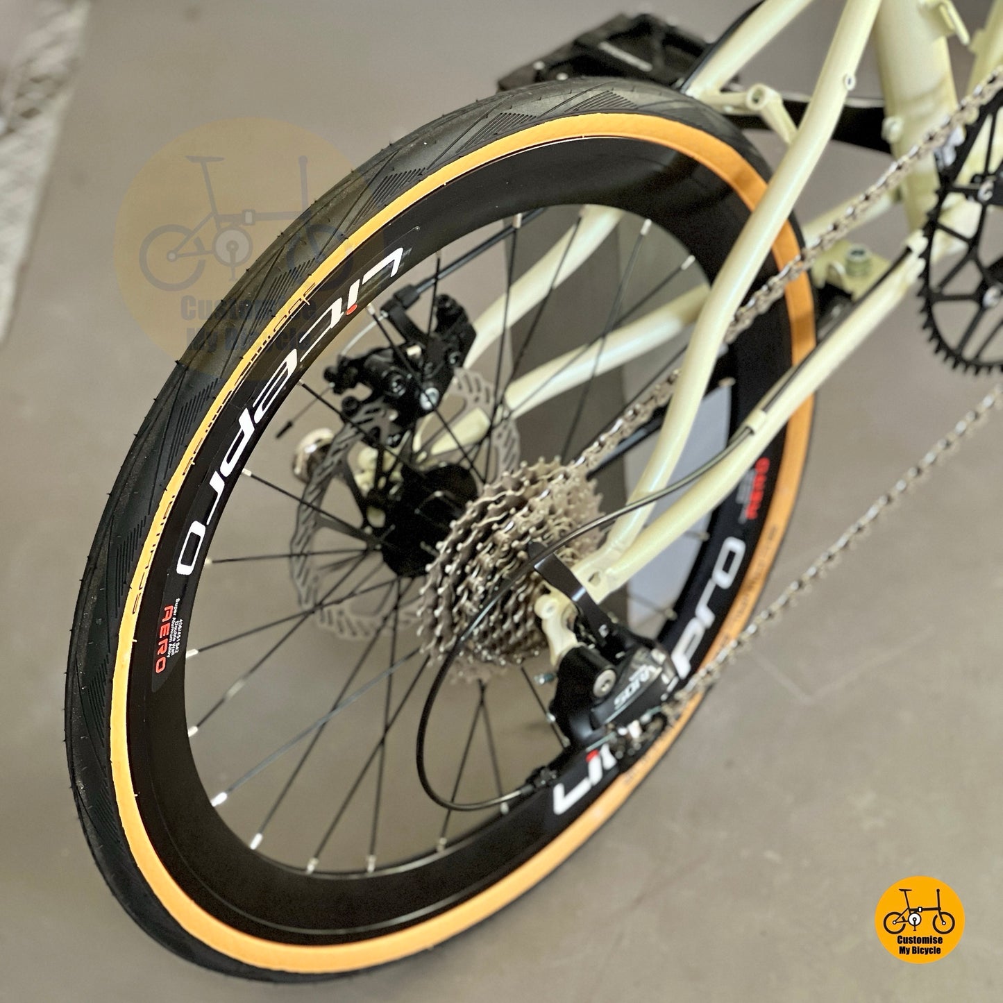 Close up of Shimano 9 gears on Fnhon Gale Beige folding bicycle
