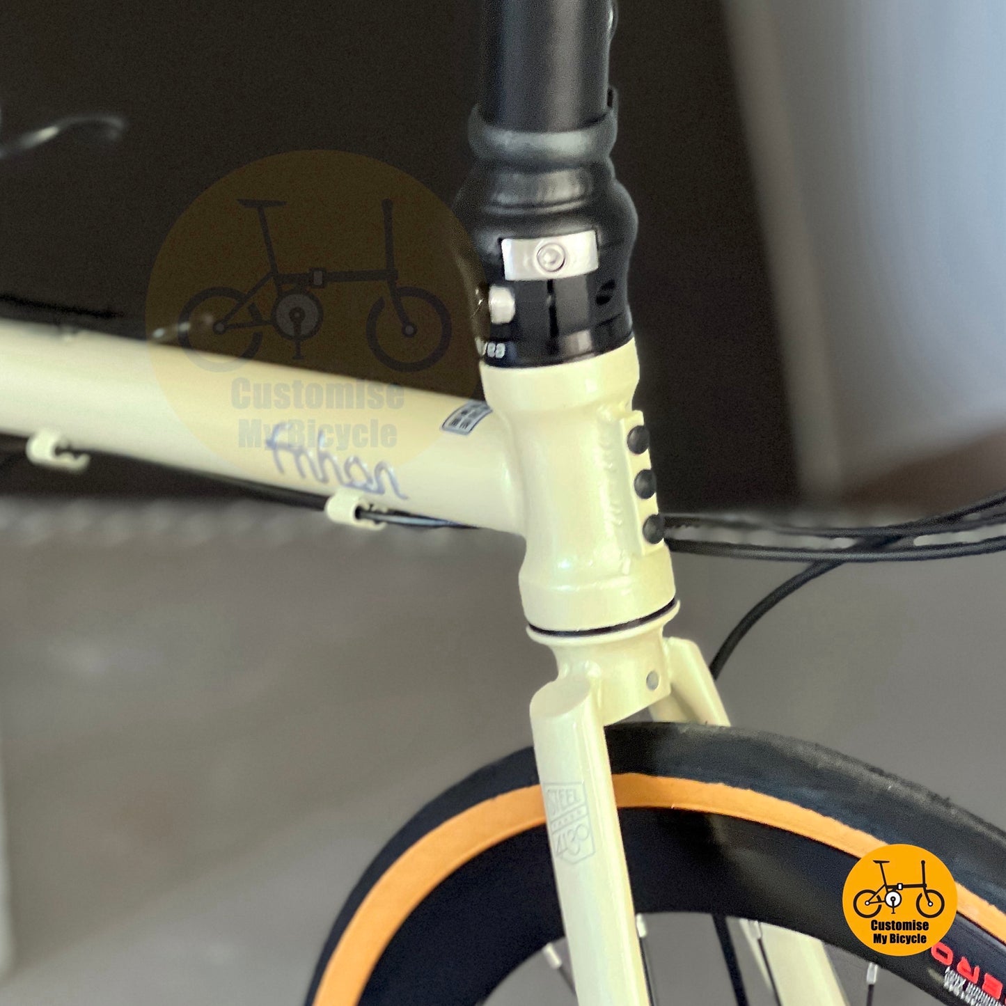 Higher front angle of Fnhon Gale 22-inch Beige folding bicycle with Shimano 9s
