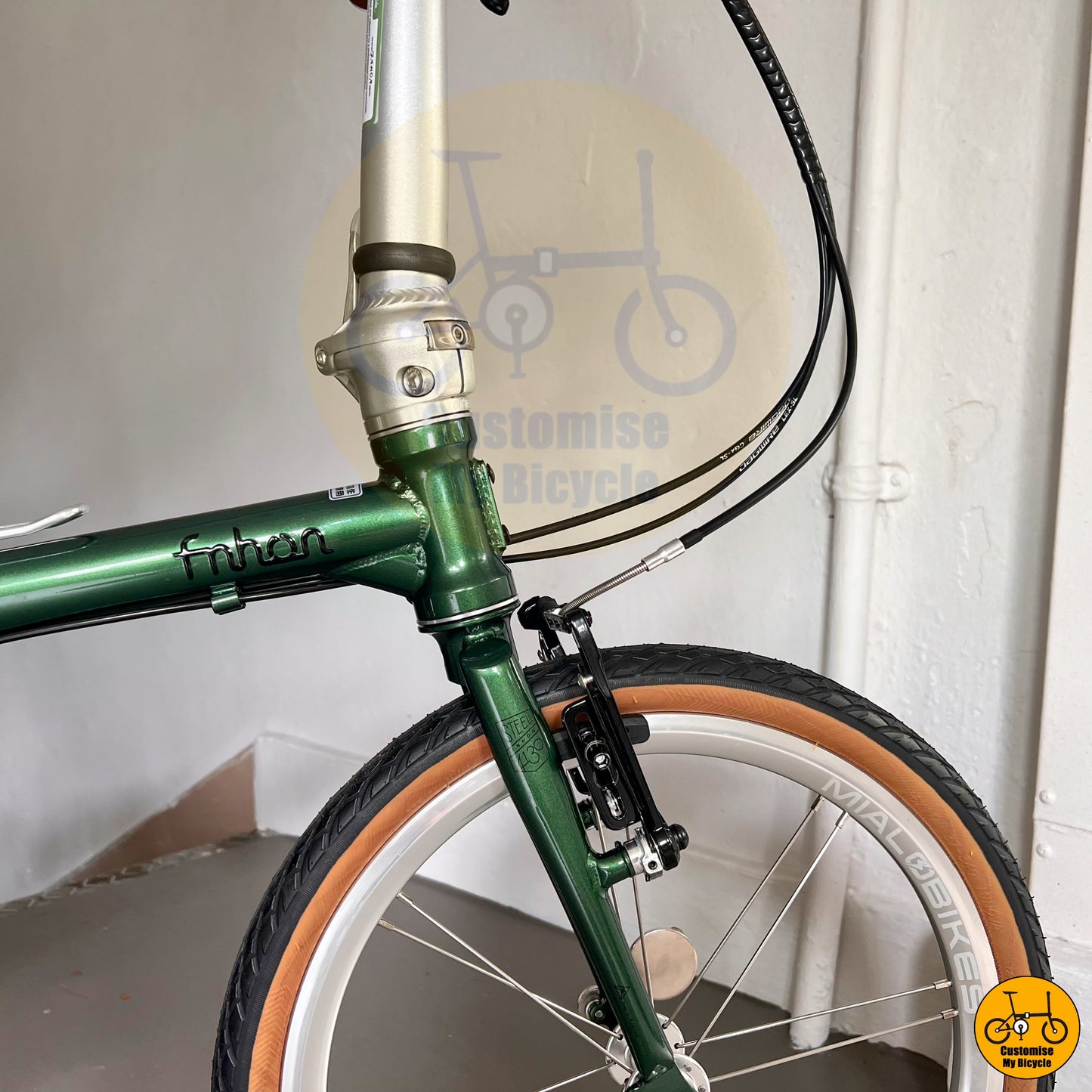 Retro-style foldie with compact geometry and lightweight frame
