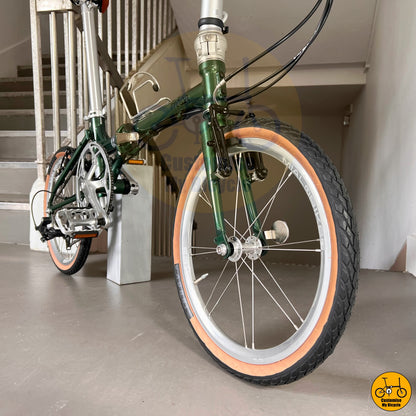 Classic emerald green foldie for daily commute or weekend leisure
