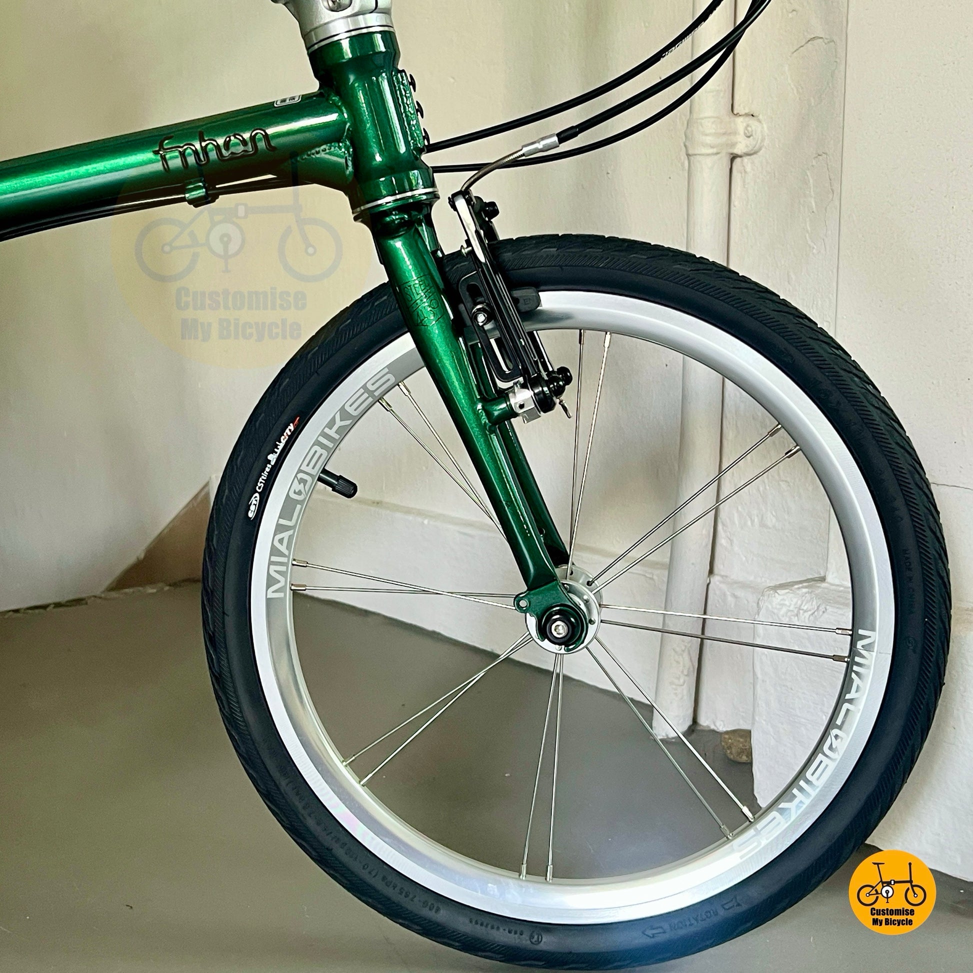 Foldable bicycle with retro look CST tyres  
