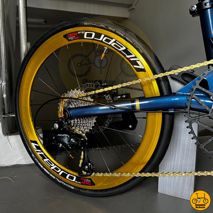 Fast city commuter bike with aerodynamic deep sea blue frame
