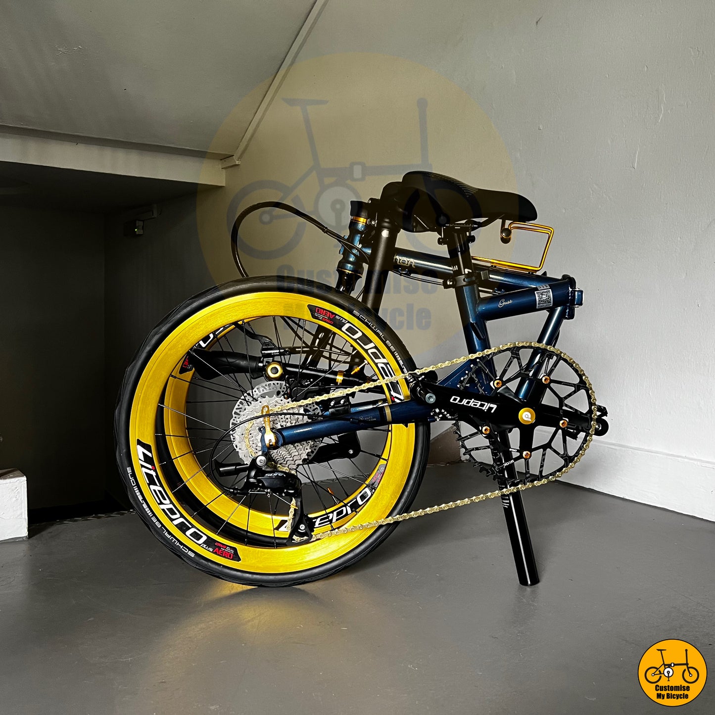 Folded Fnhon Gust foldie with eye-catching gold wheels for a stylish look
