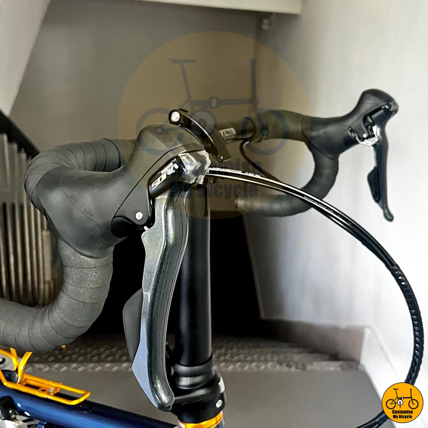 Shimano Sora 9 Speeds Shifter on 22-inch folding bike with performance-oriented drop handlebar
