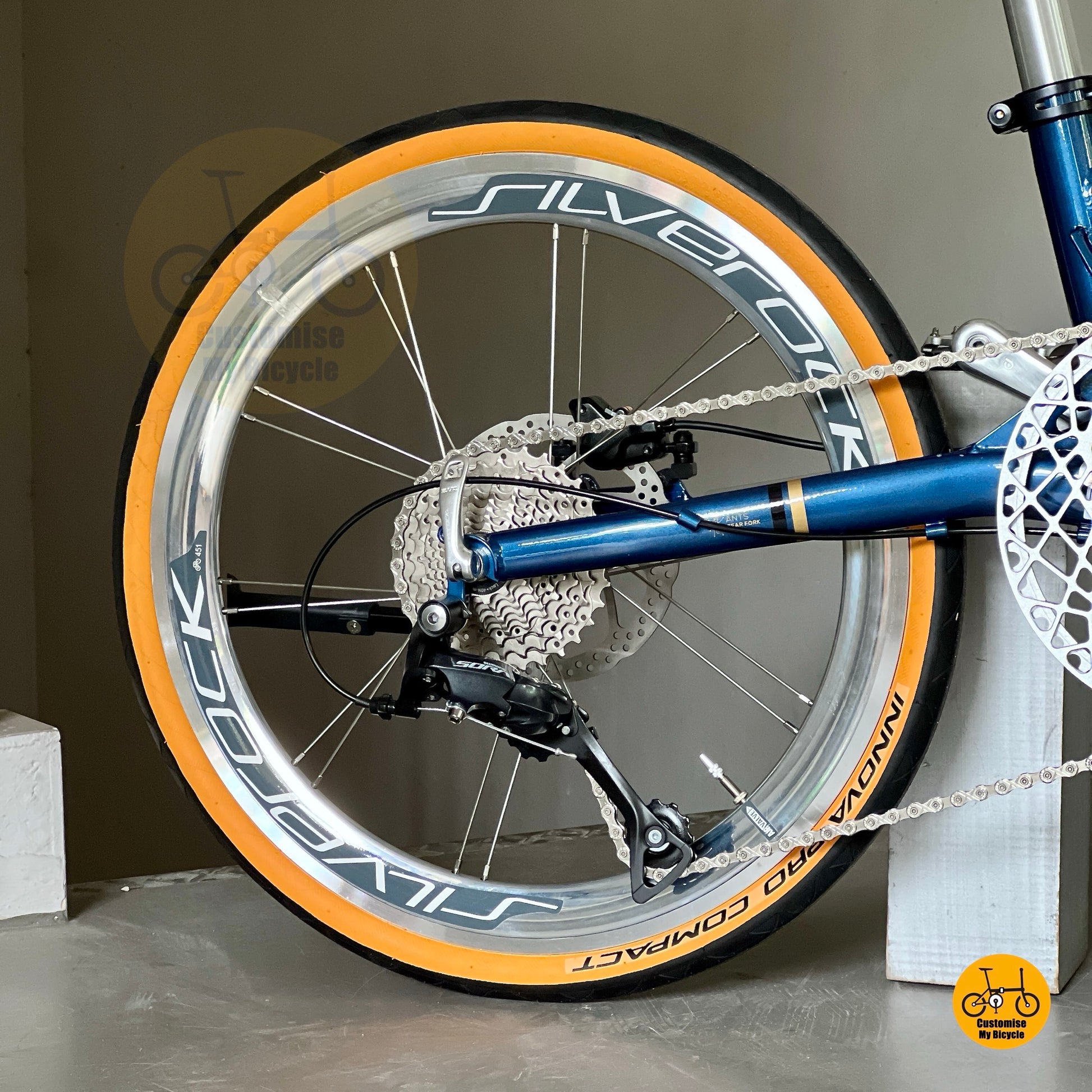 Close up of Shimano 9 speed drivetrain on Fnhon Gust
