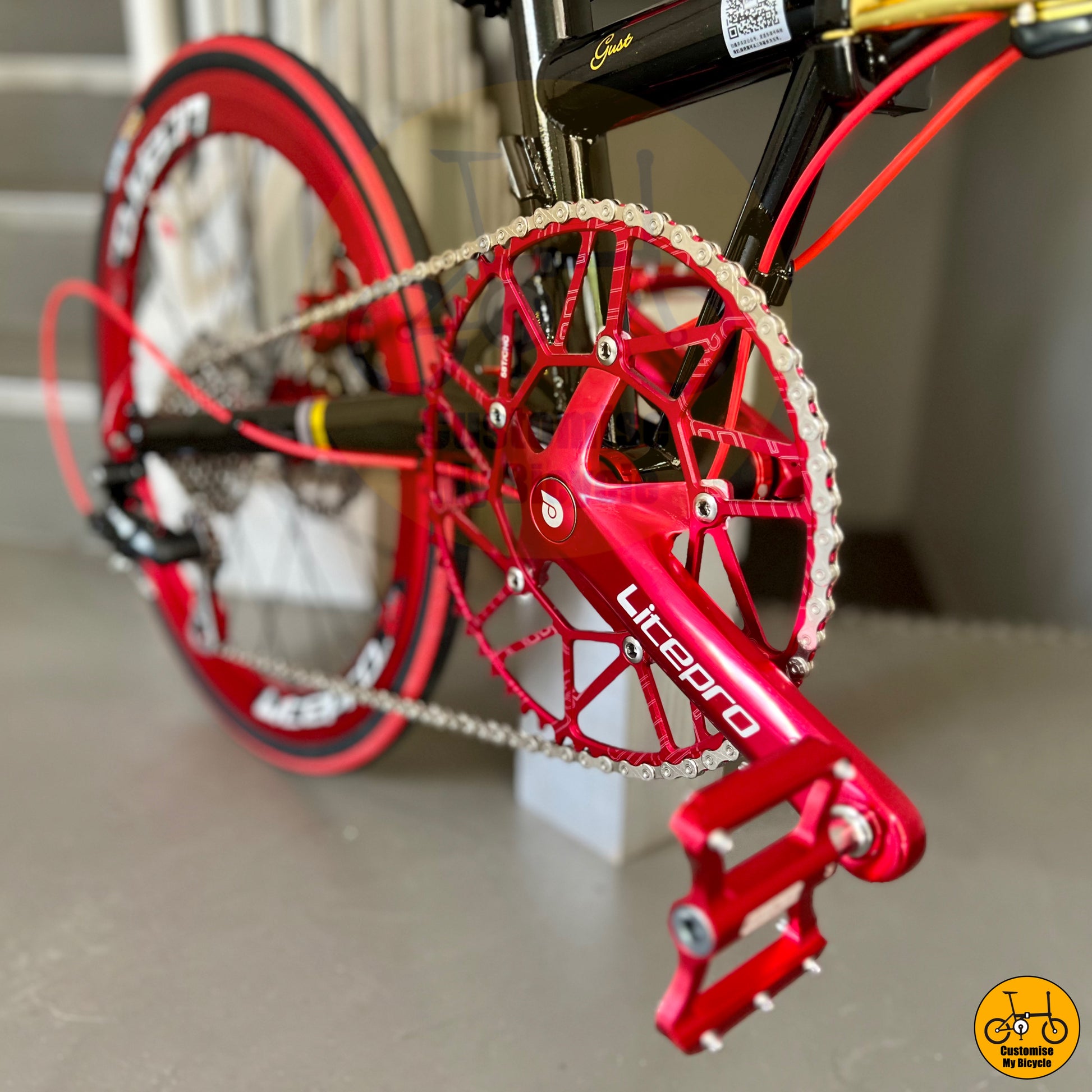 Fnhon Gust 22-inch folding bike with black gold frame and red accents
