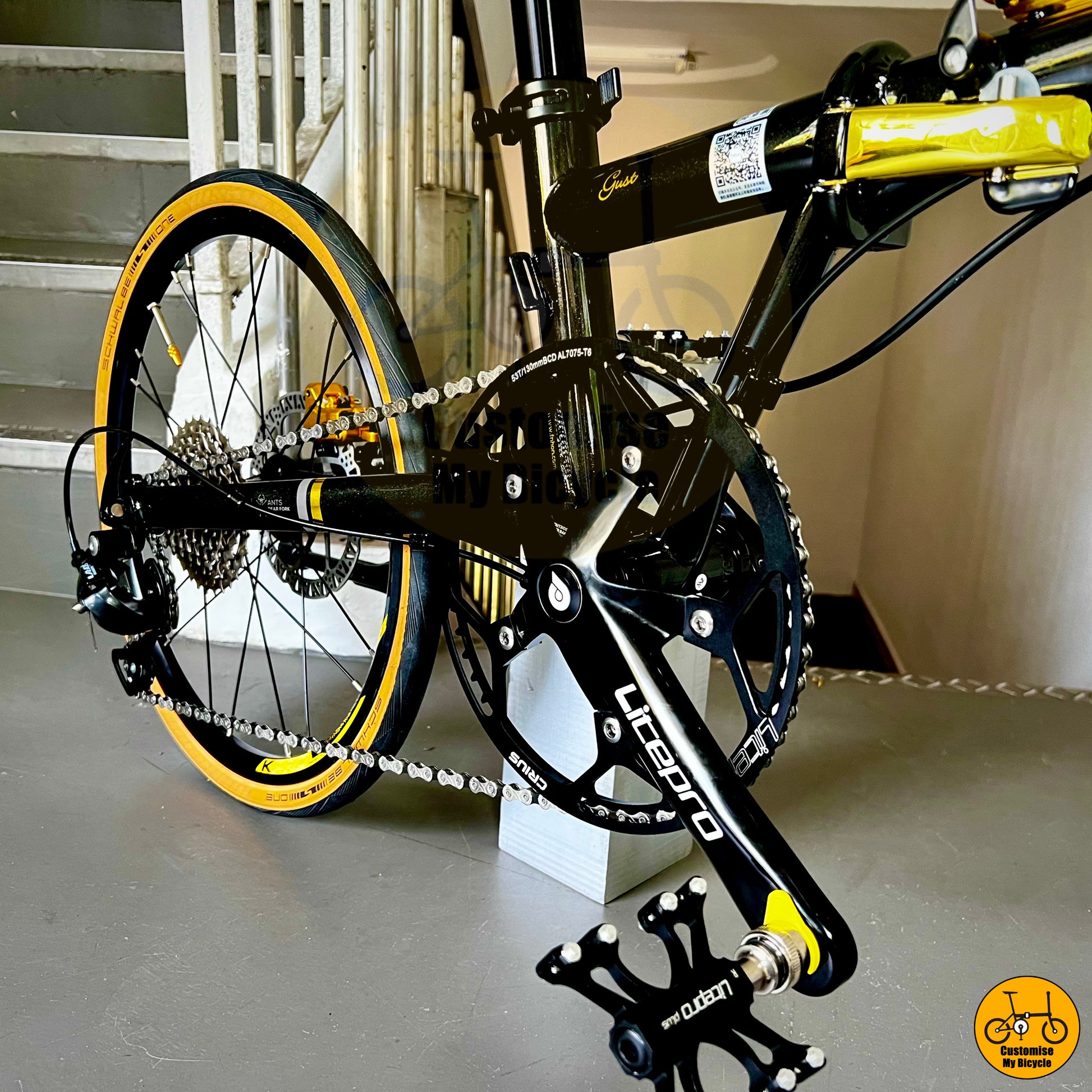 Compact foldie featuring Shimano drivetrain and Litepro crankset with chainguard
