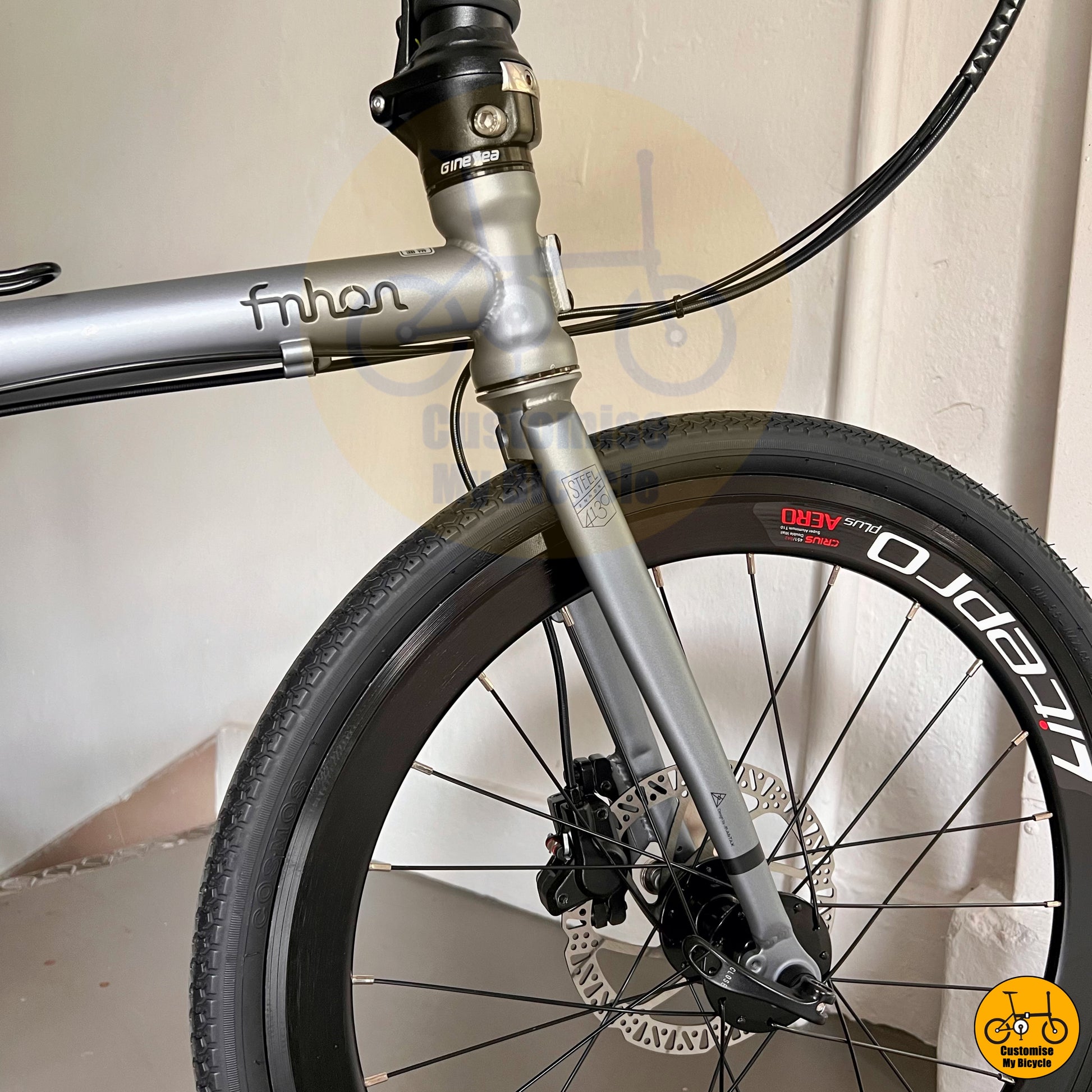 Fnhon Gust 20-inch folding bike with battleship grey frame and disc brakes
