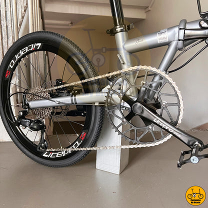 Shimano gears and disc brakes for city commuting convenience
