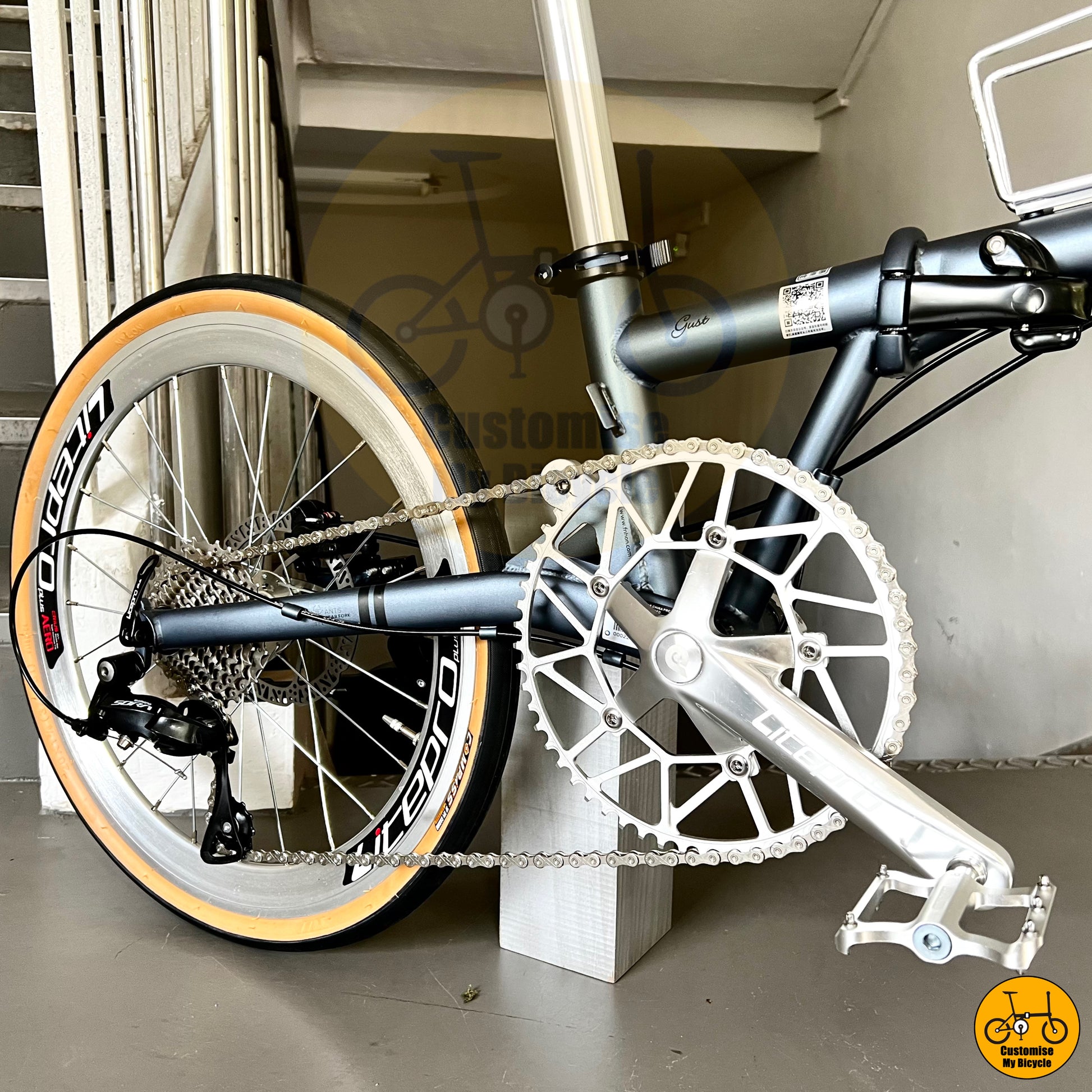 Foldable bicycle with high-quality components and smooth performance
