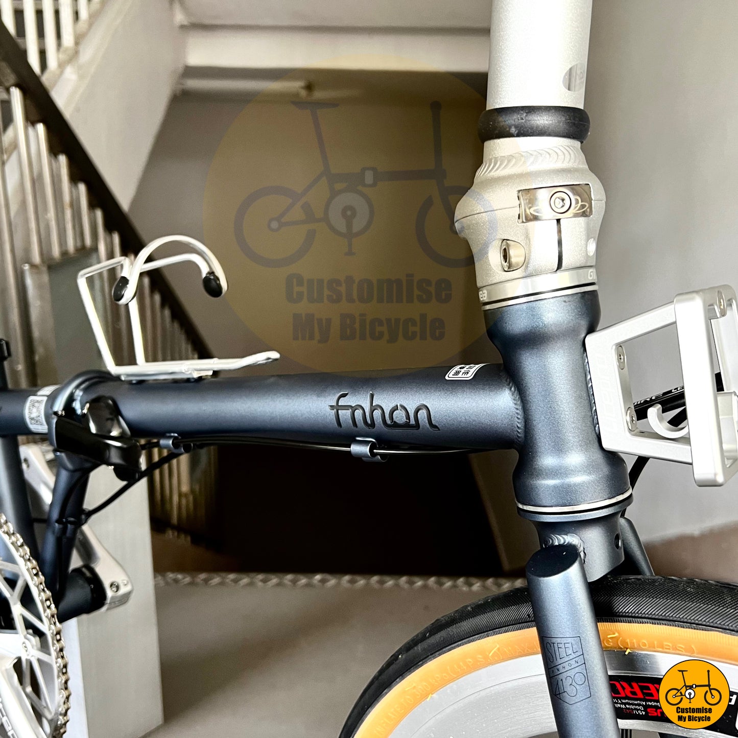 Stylish retro-inspired city commuter bike with a clean and matte finish
