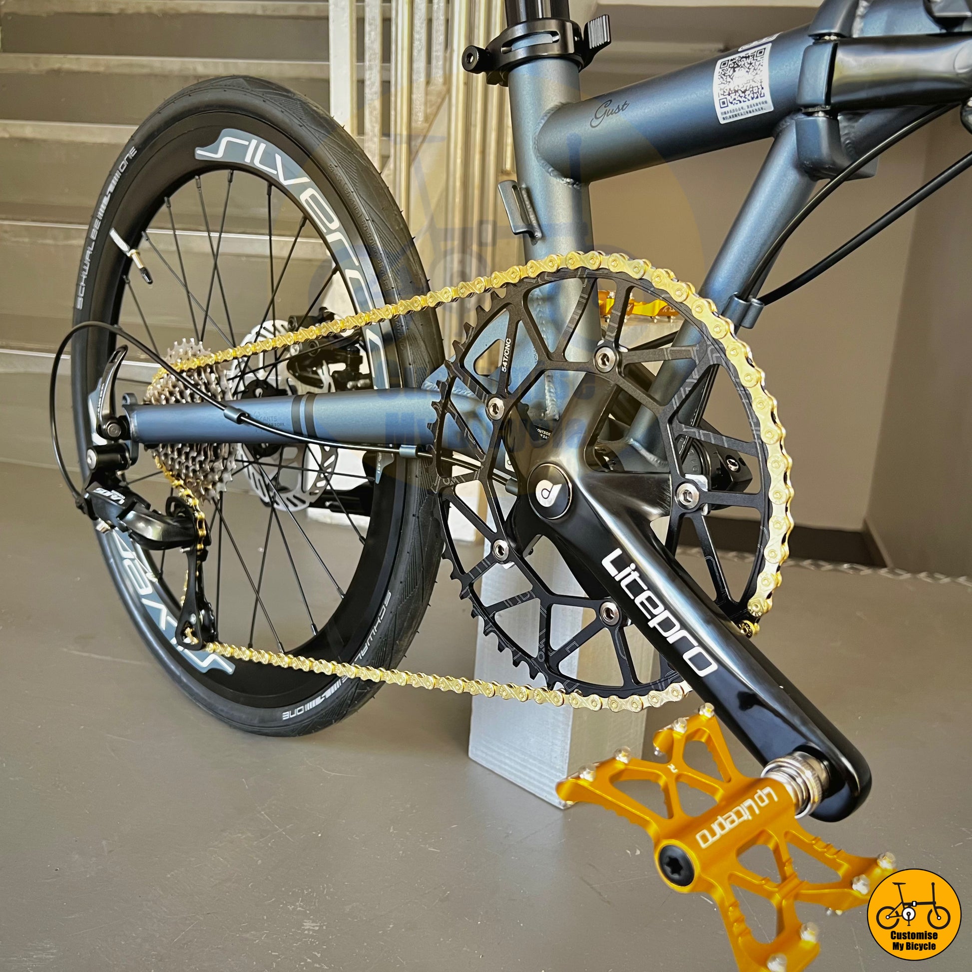 Fnhon Gust foldie with a gold chain and matching pedals
