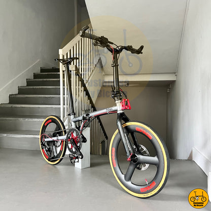 Sleek and stylish Fnhon Gust with red accents for a unique look
