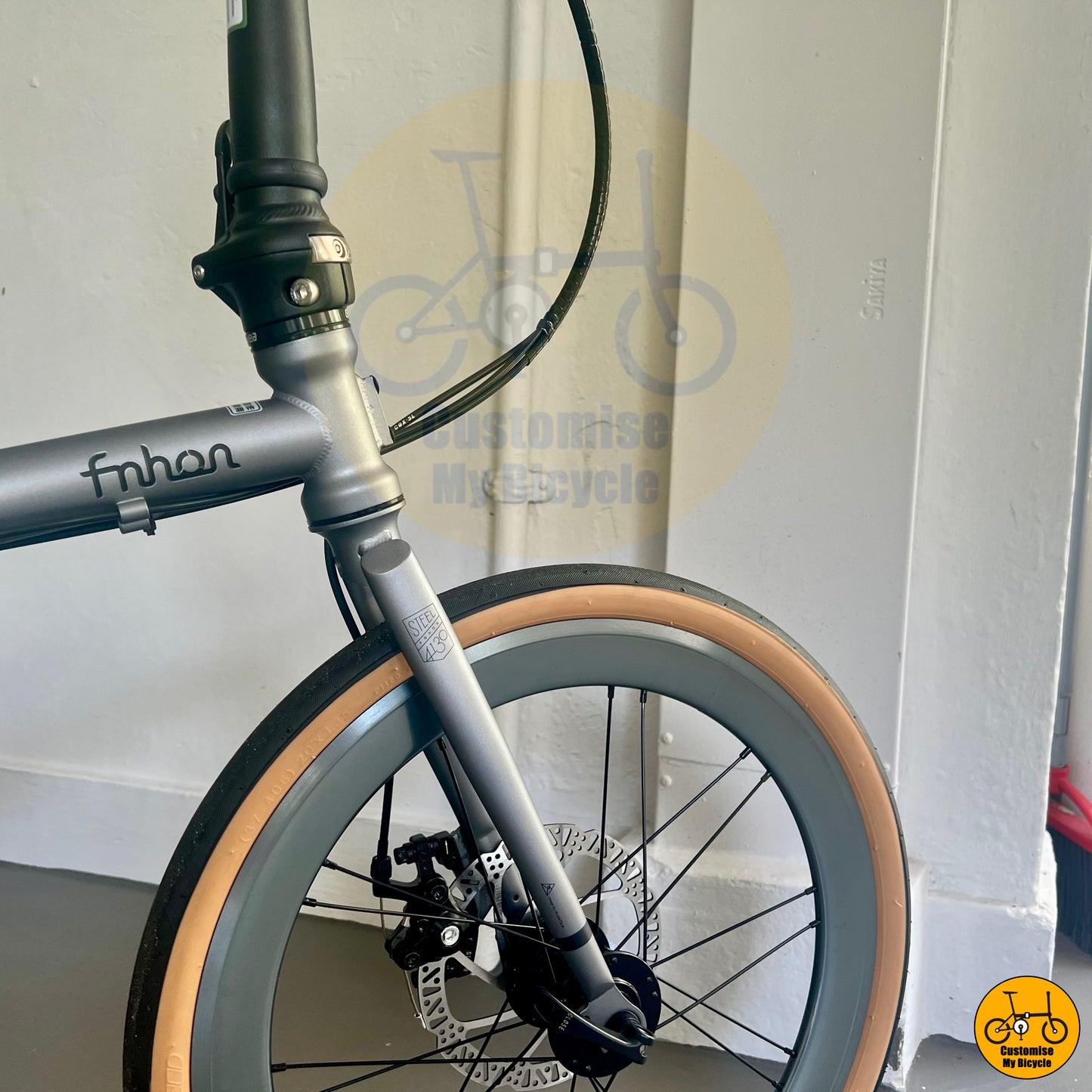Fnhon Gust 20-inch folding bike with battleship grey frame and disc brakes
