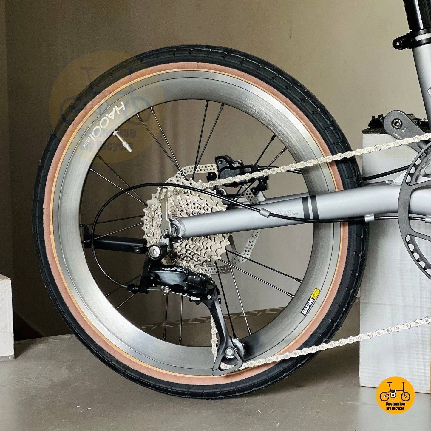 Fnhon Gust folding bike close up Shimano 9 gears drivetrain smooth shifting system
