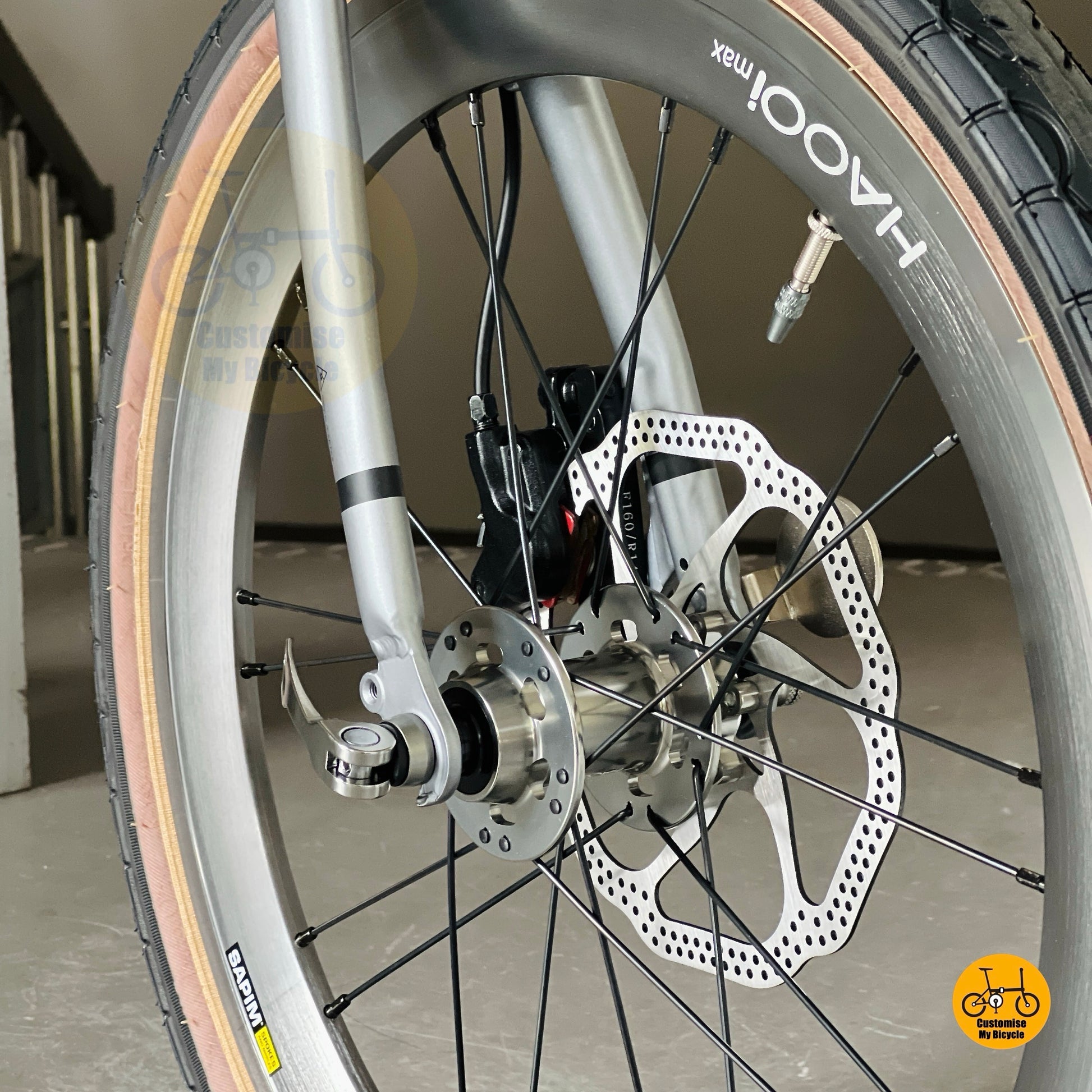 Fnhon Gust folding bike close up HAOOI smooth wheels fast rolling tyres
