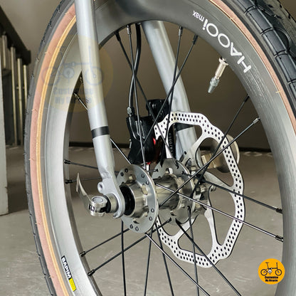 Fnhon Gust folding bike close up HAOOI smooth wheels fast rolling tyres
