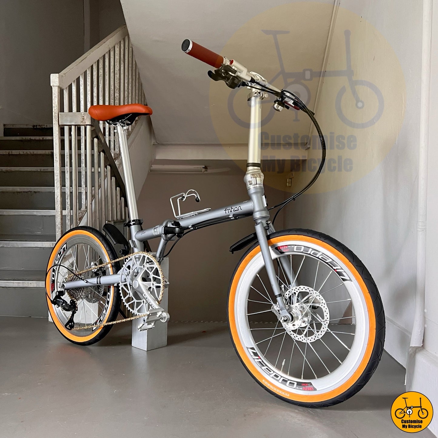 Basikal lipat 22 inci warna Battleship Grey dengan gear Shimano dan tayar retro  
