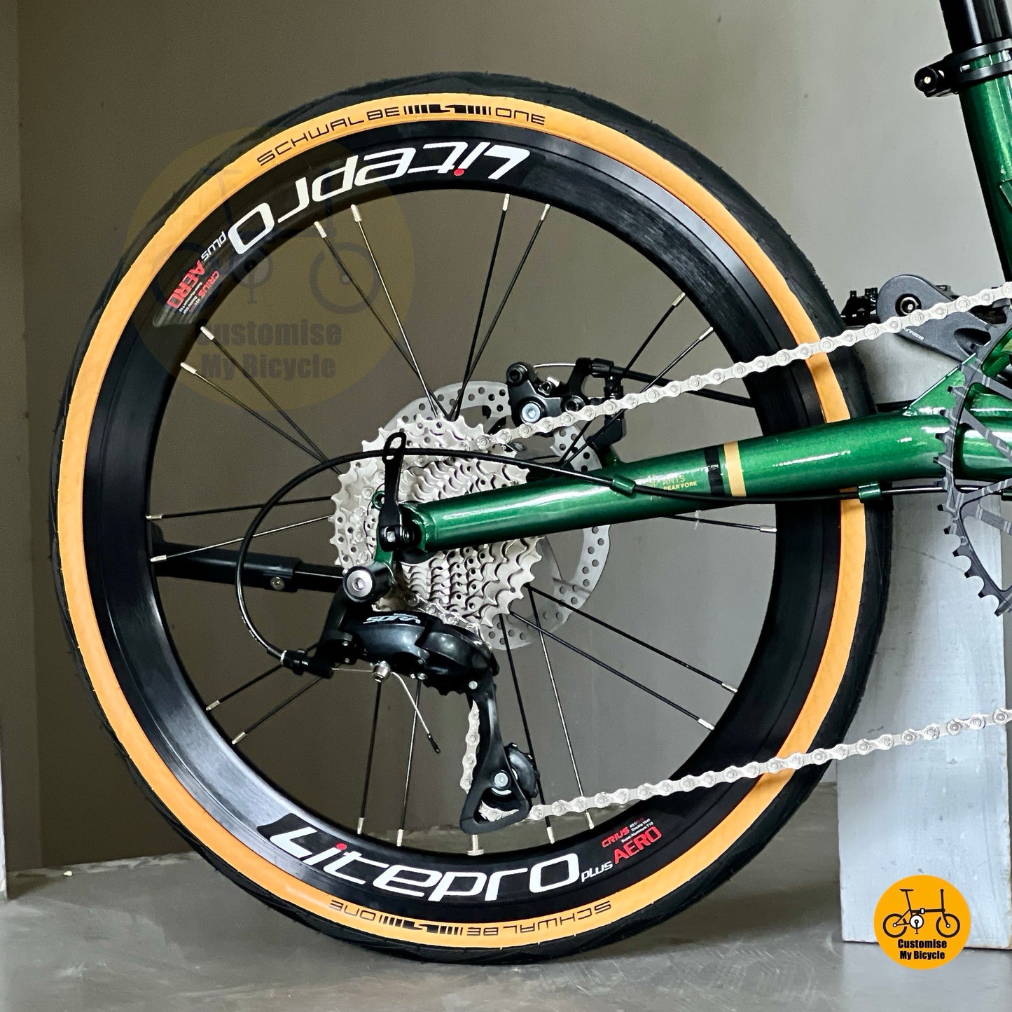 Close up of Shimano 9 gears drivetrain on Fnhon Gust
