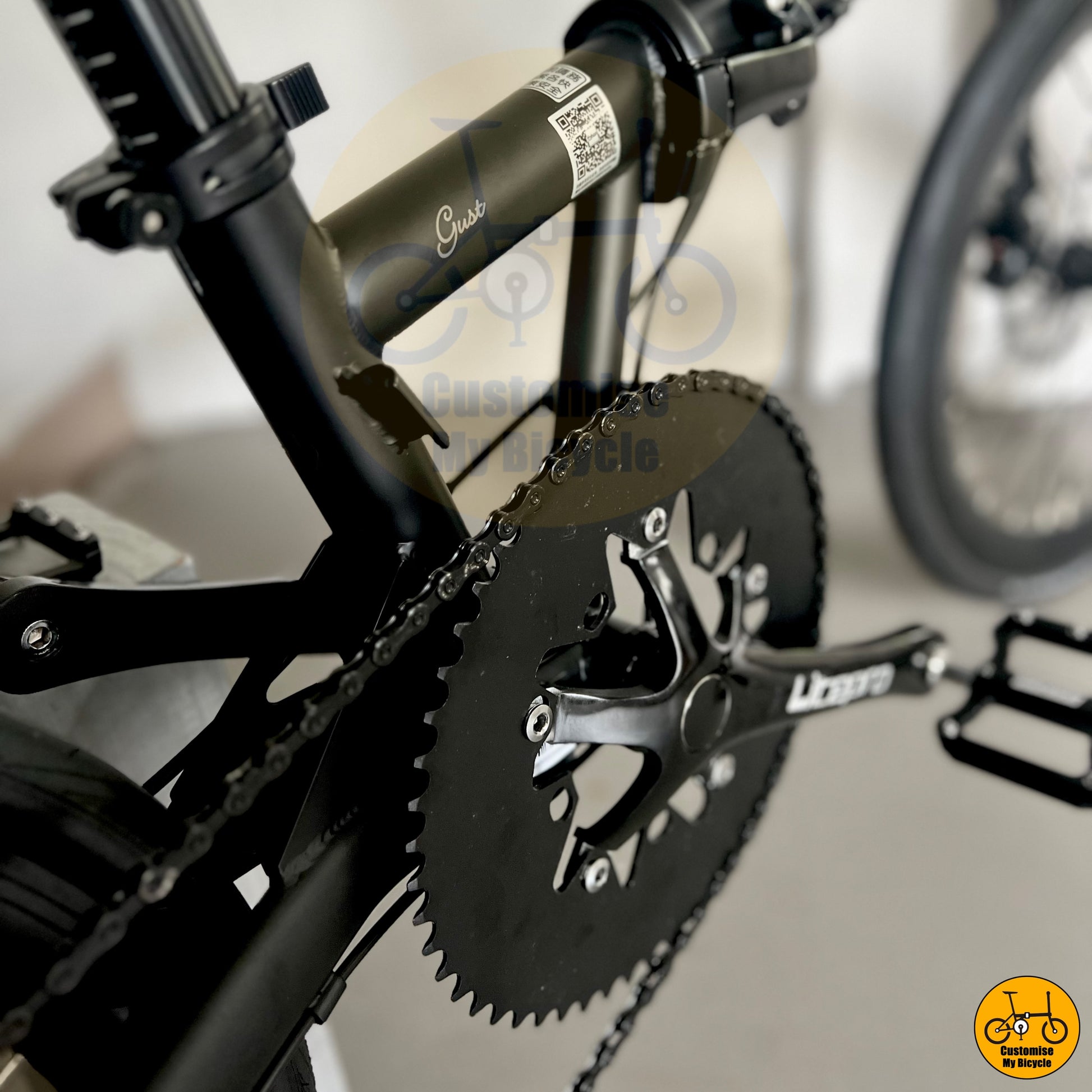 Fast city commuter bike with oval chainring for optimized pedaling
