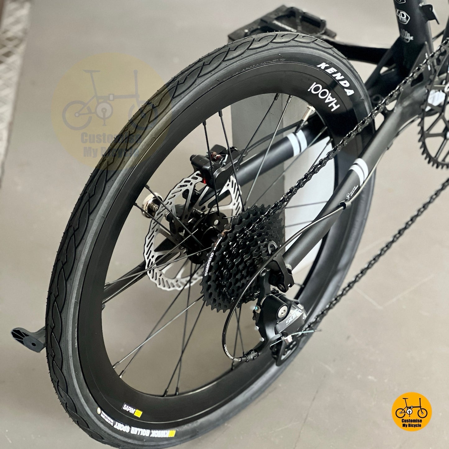 Shimano 9 gears drivetrain close up on Fnhon Gust
