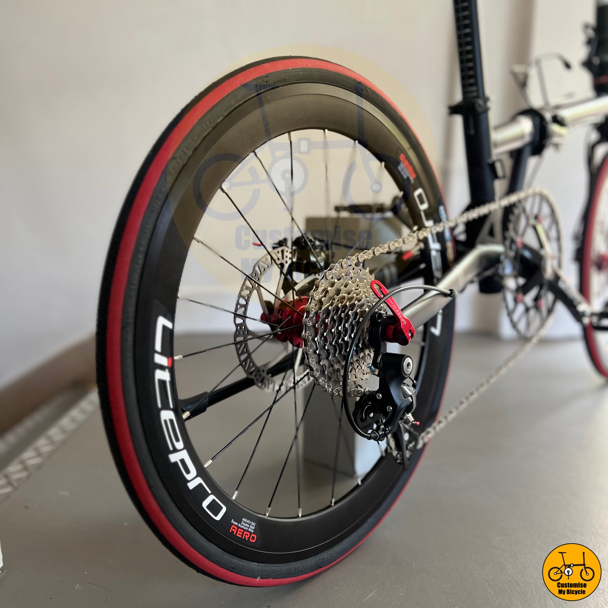 22-inch folding bike with Shimano Sora R3000 gear system
