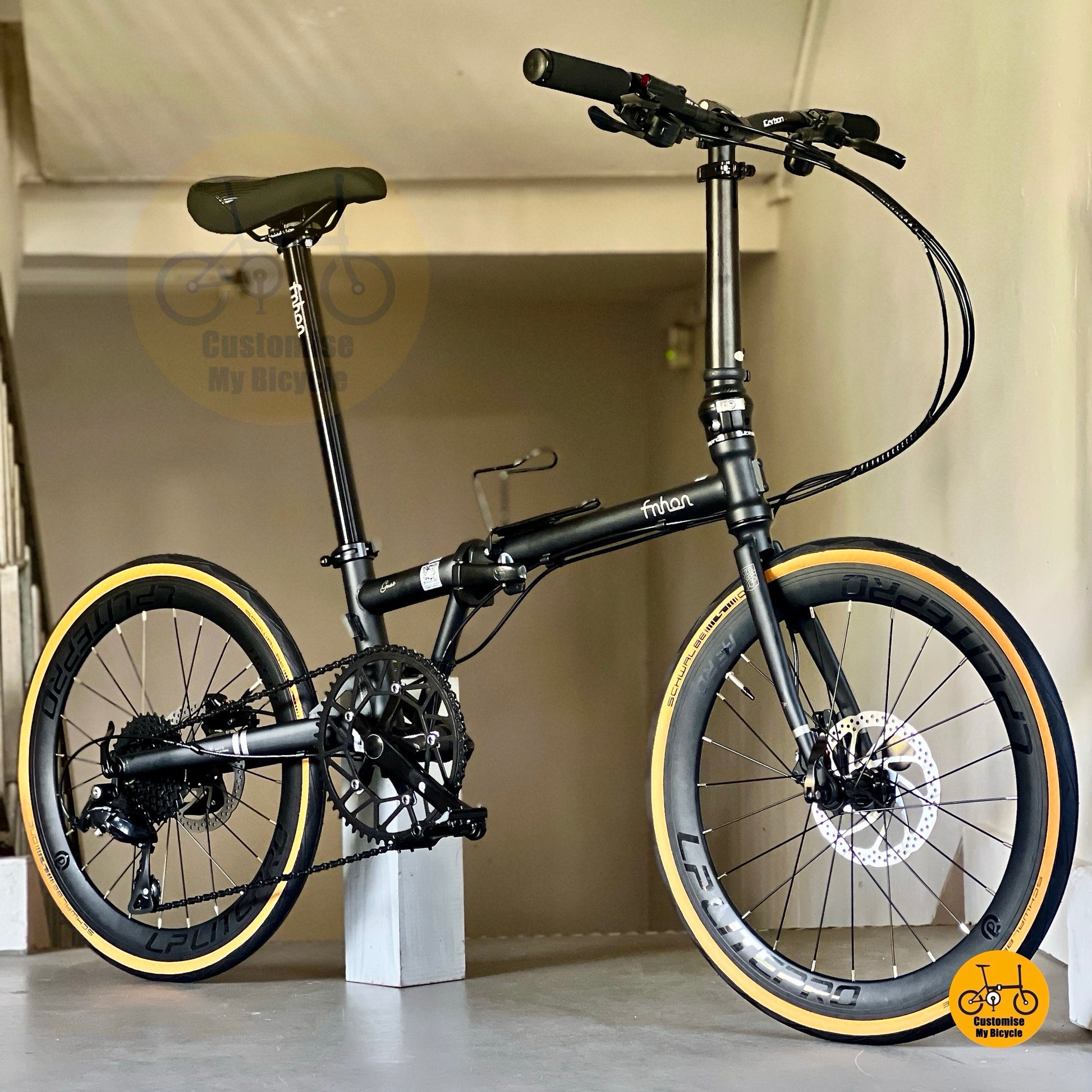 Basikal Lipat Fnhon Gust Warna Hitam Dengan Brek Hidraulik Dan Handle Karbon  
