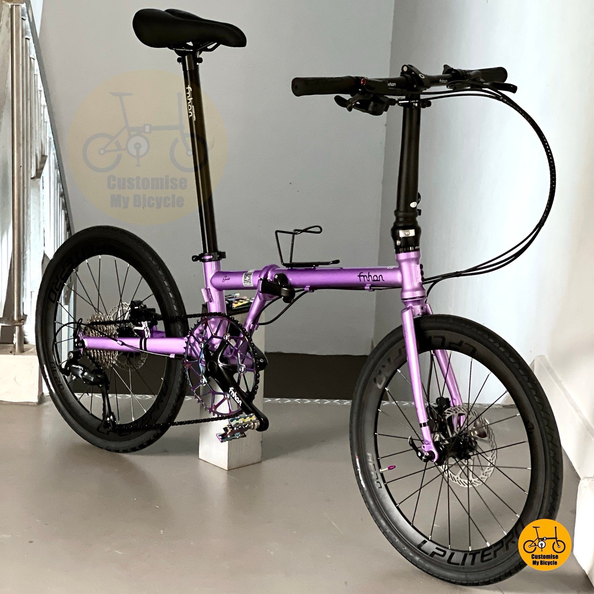 Fnhon Gust urban folding bike side profile with big wheels

