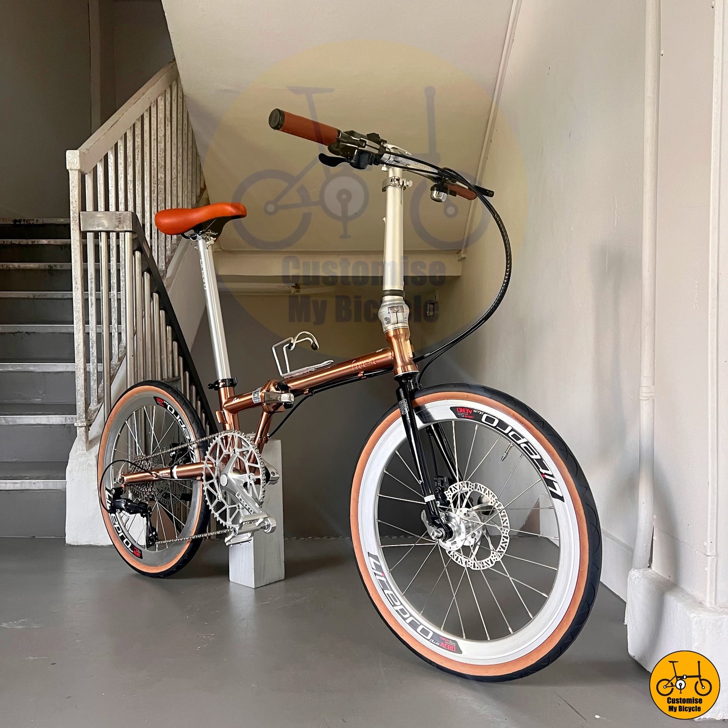 Classic Fnhon Gust foldie with brown wall tyres for a vintage touch
