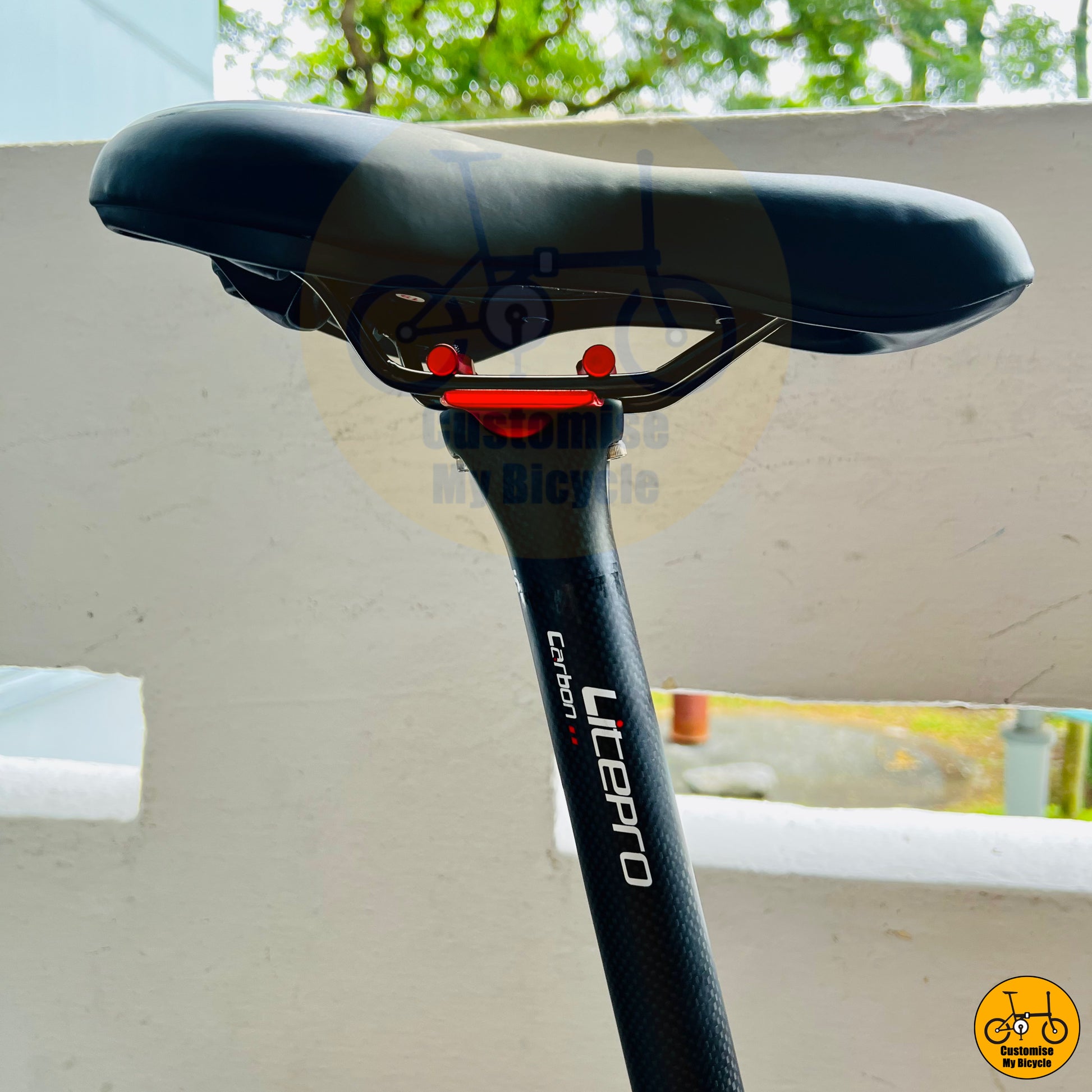 Customised comfy bicycle saddle on folding bicycle with an elegant design and modern frame geometry
